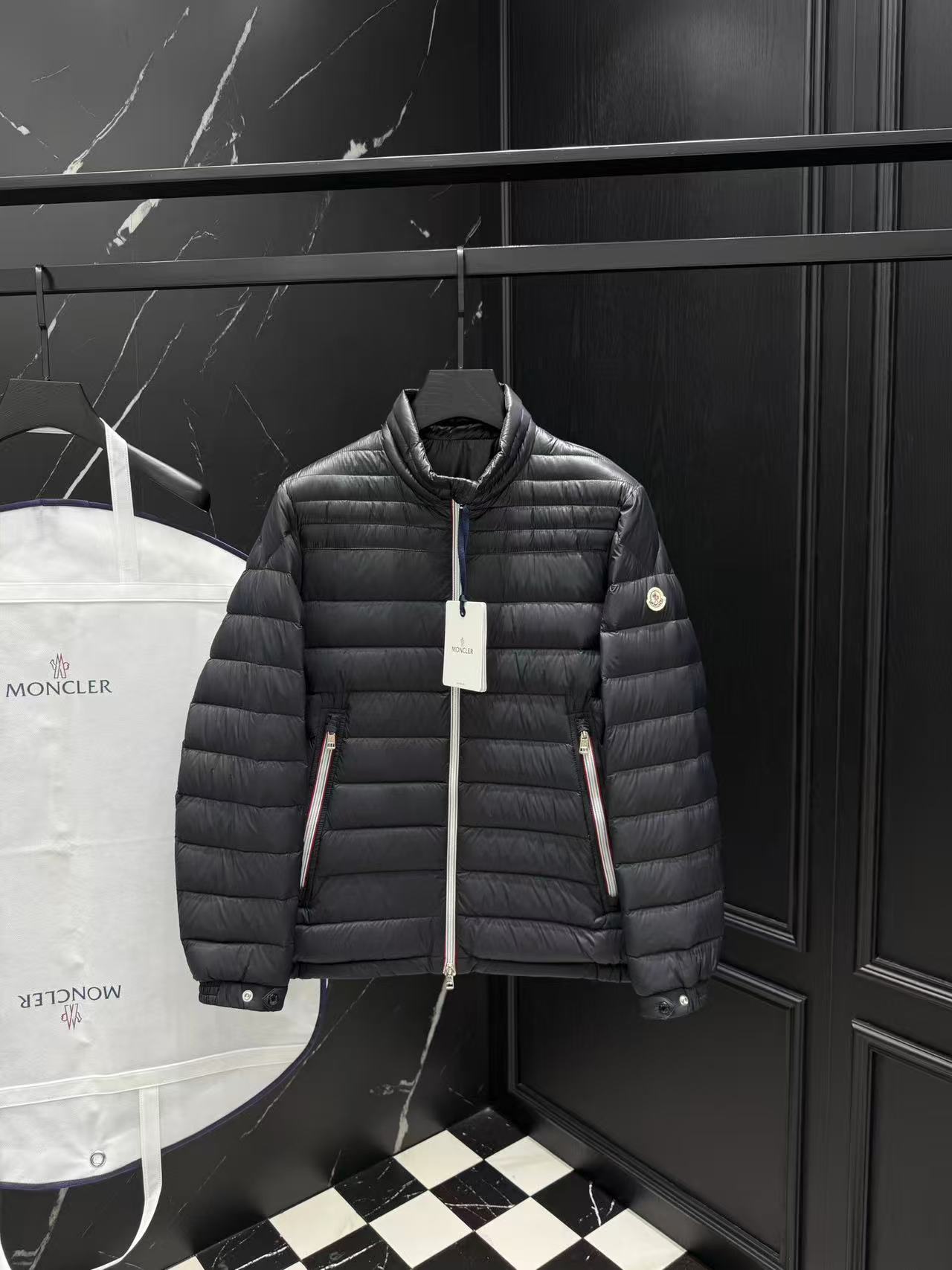 Moncler  モンクレール ダウンジャケット