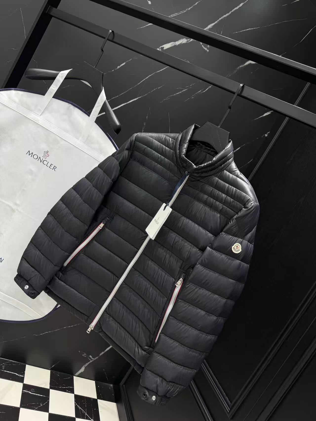 Moncler  モンクレール ダウンジャケット