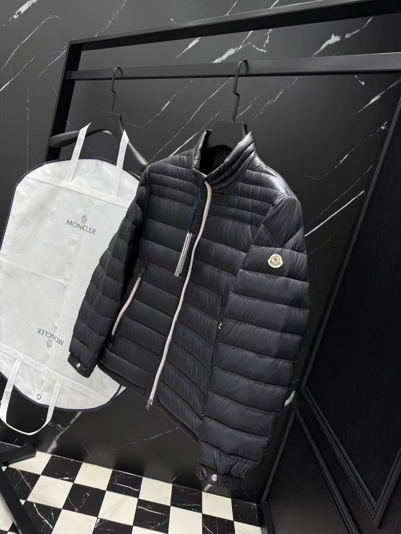 Moncler  モンクレール ダウンジャケット