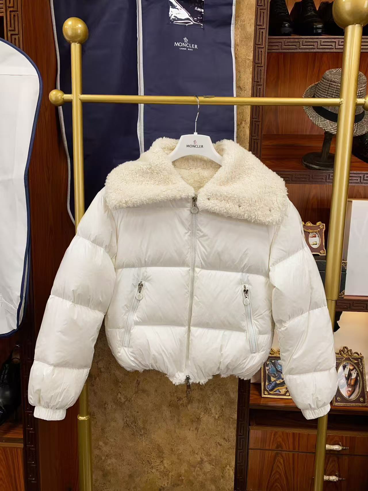 Moncler  モンクレール ダウンジャケット