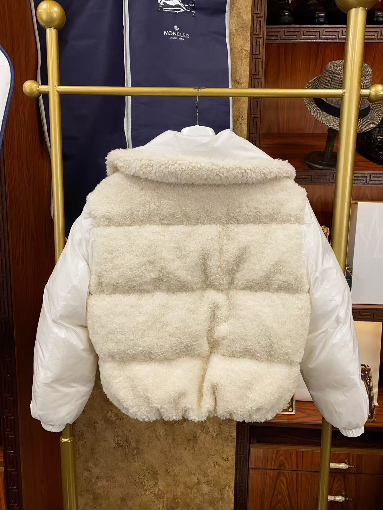 Moncler  モンクレール ダウンジャケット