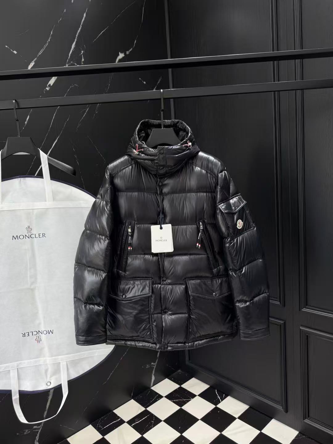 Moncler  モンクレール ダウンジャケット