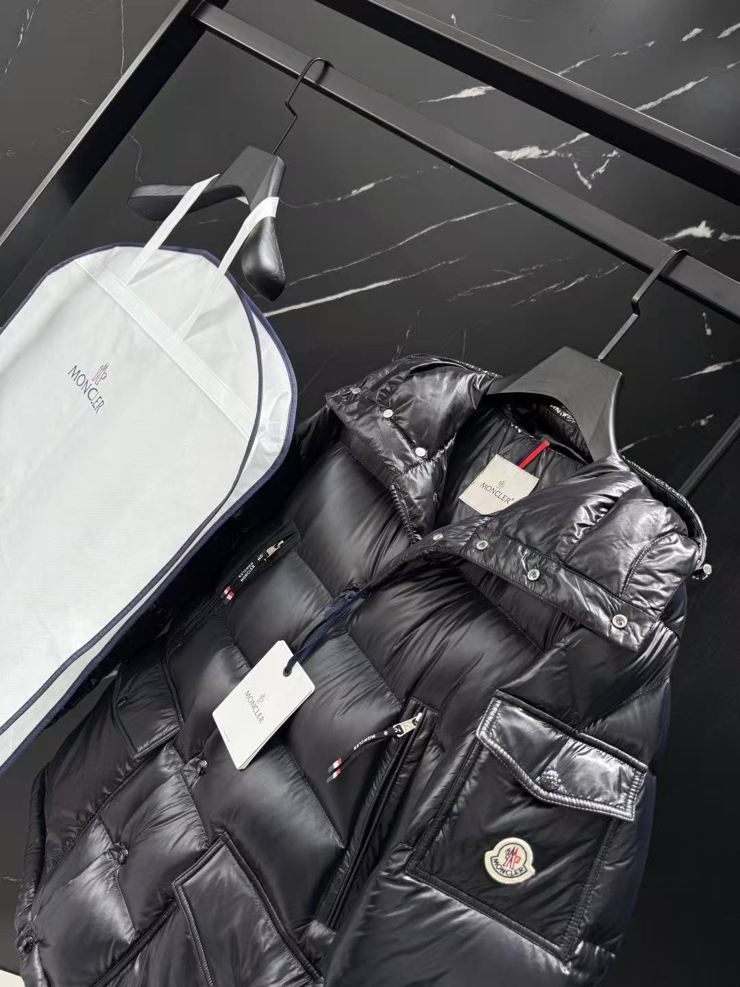 Moncler  モンクレール ダウンジャケット