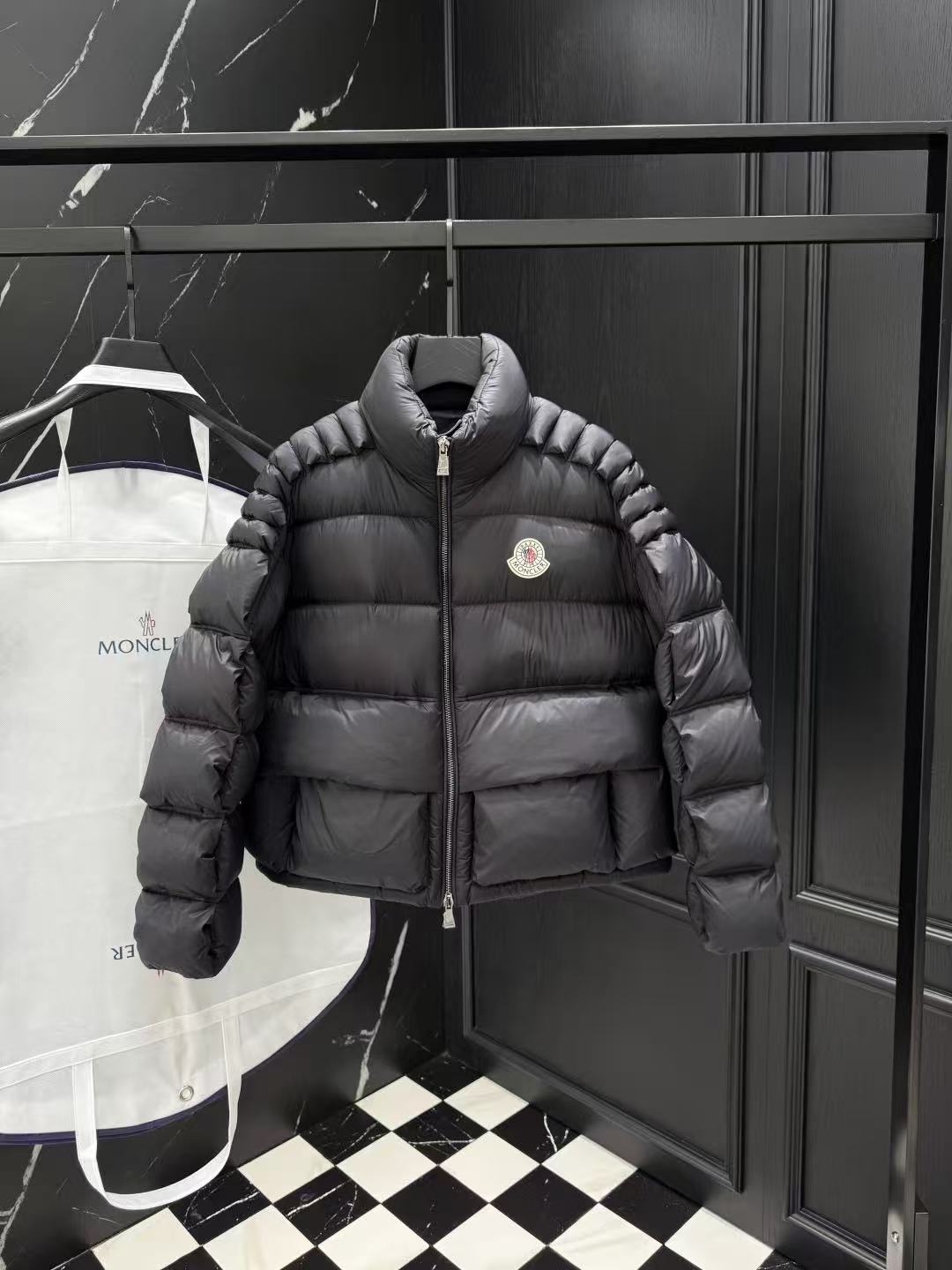 Moncler  モンクレール ダウンジャケット