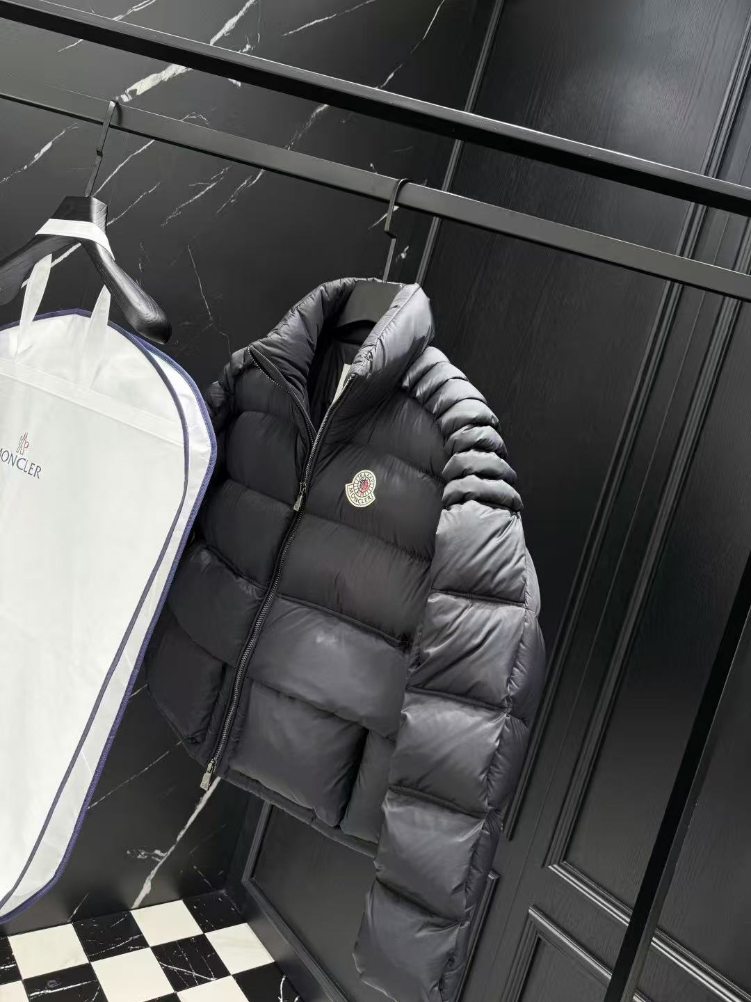 Moncler  モンクレール ダウンジャケット