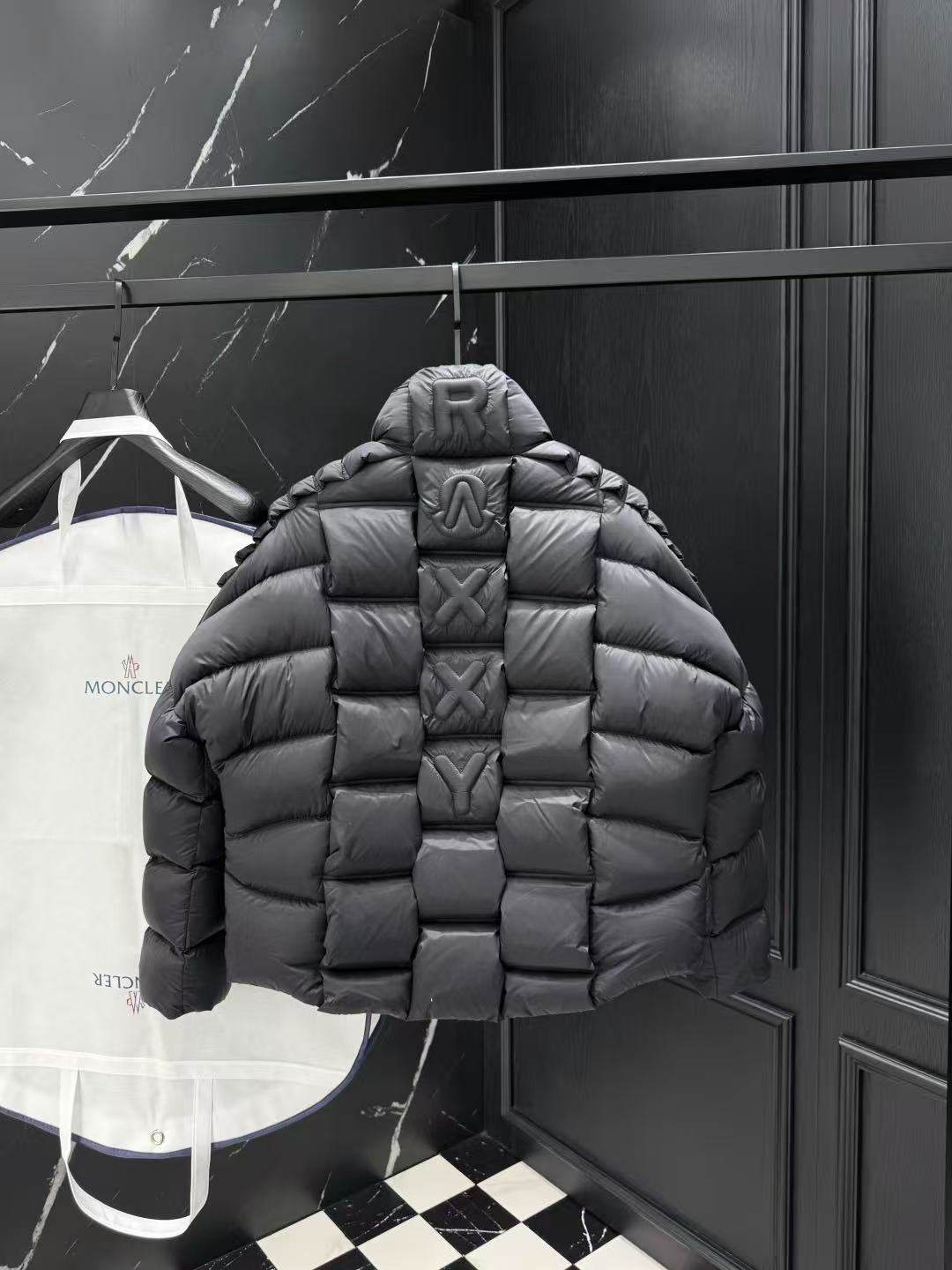 Moncler  モンクレール ダウンジャケット