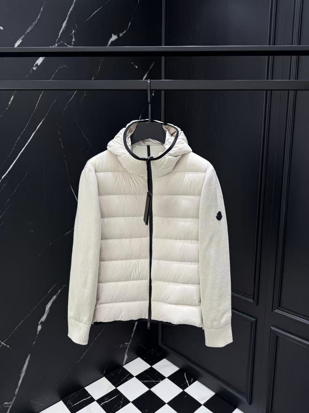 Moncler  モンクレール ダウンジャケット