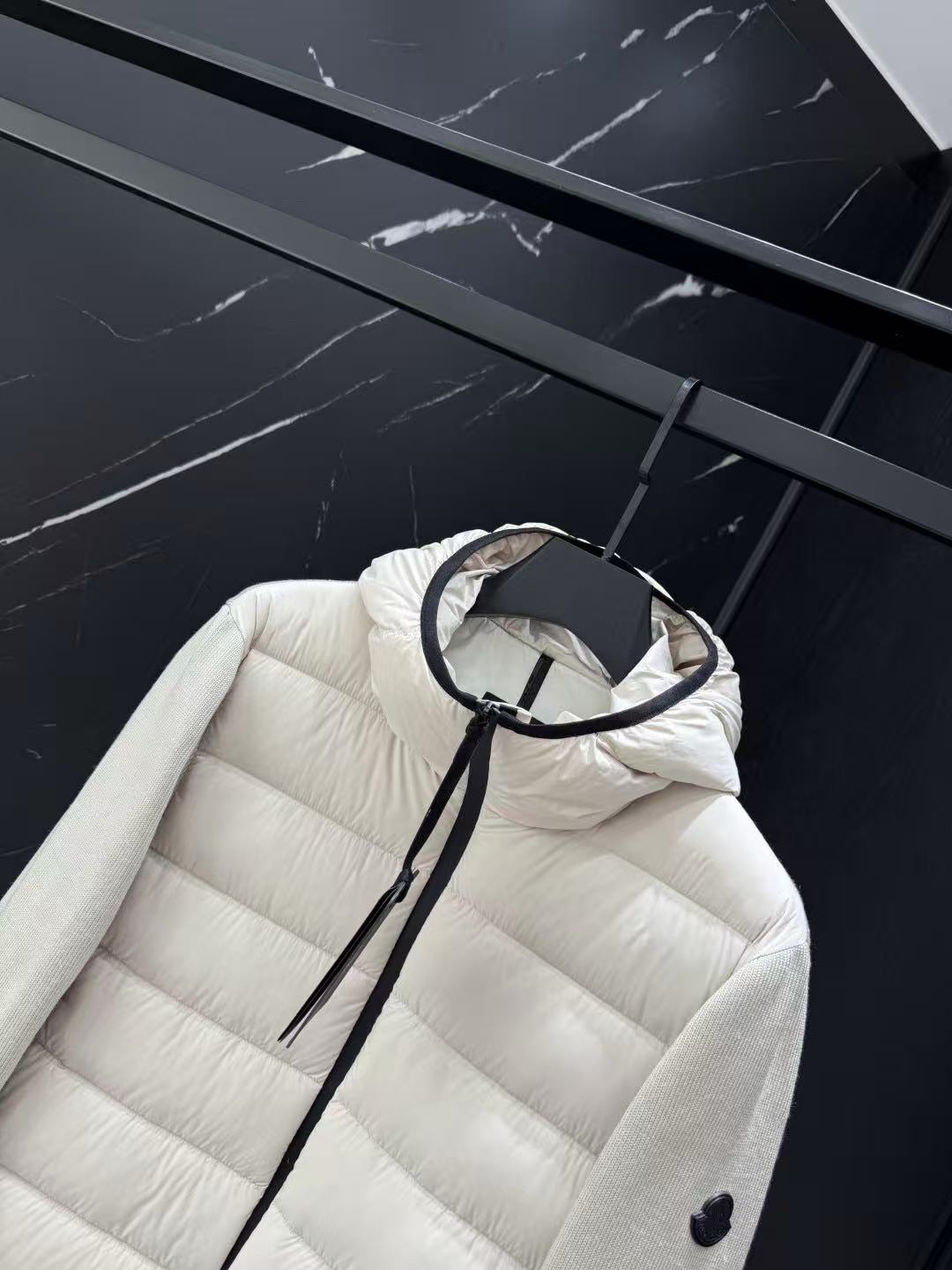 Moncler  モンクレール ダウンジャケット