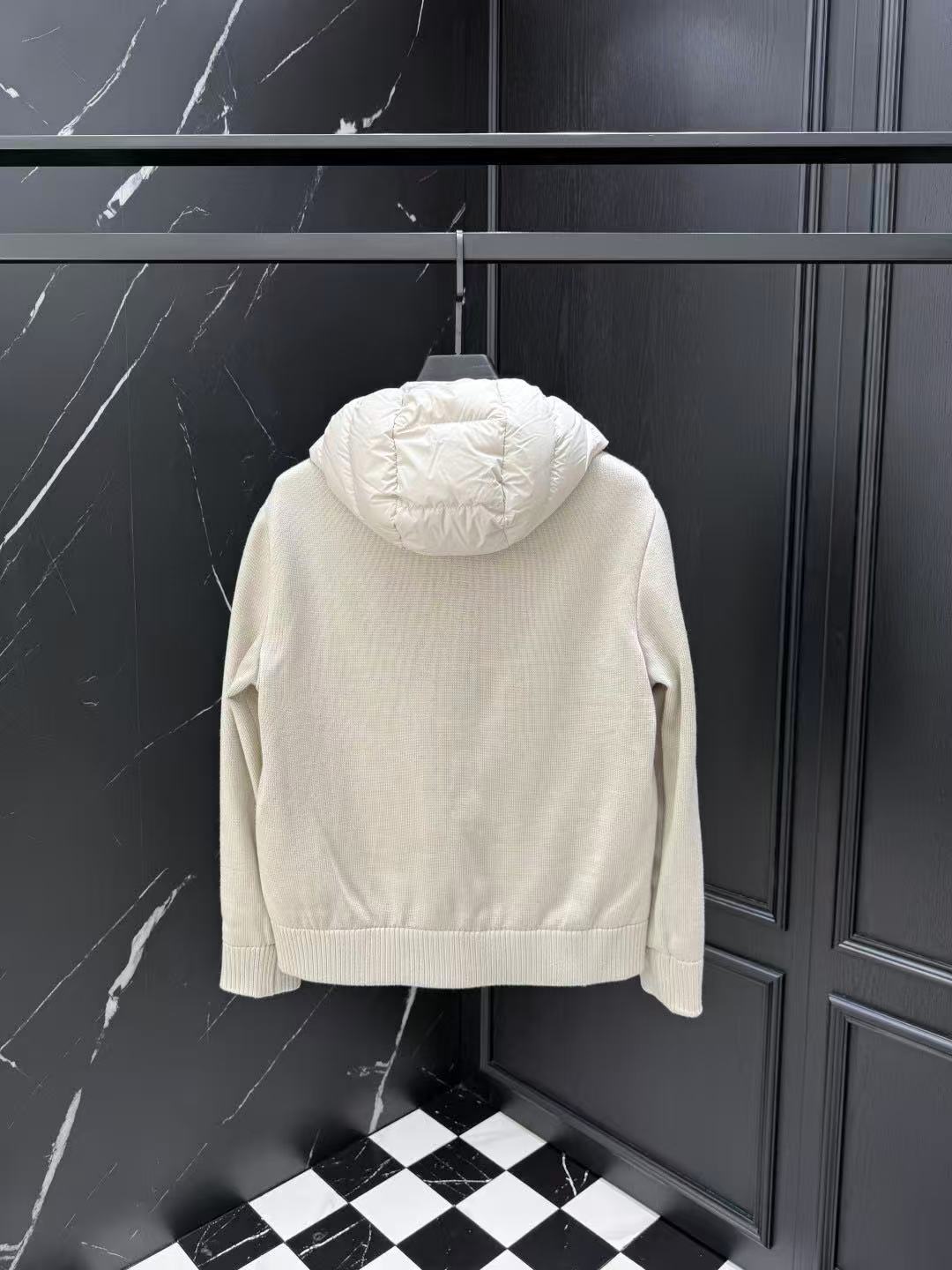 Moncler  モンクレール ダウンジャケット