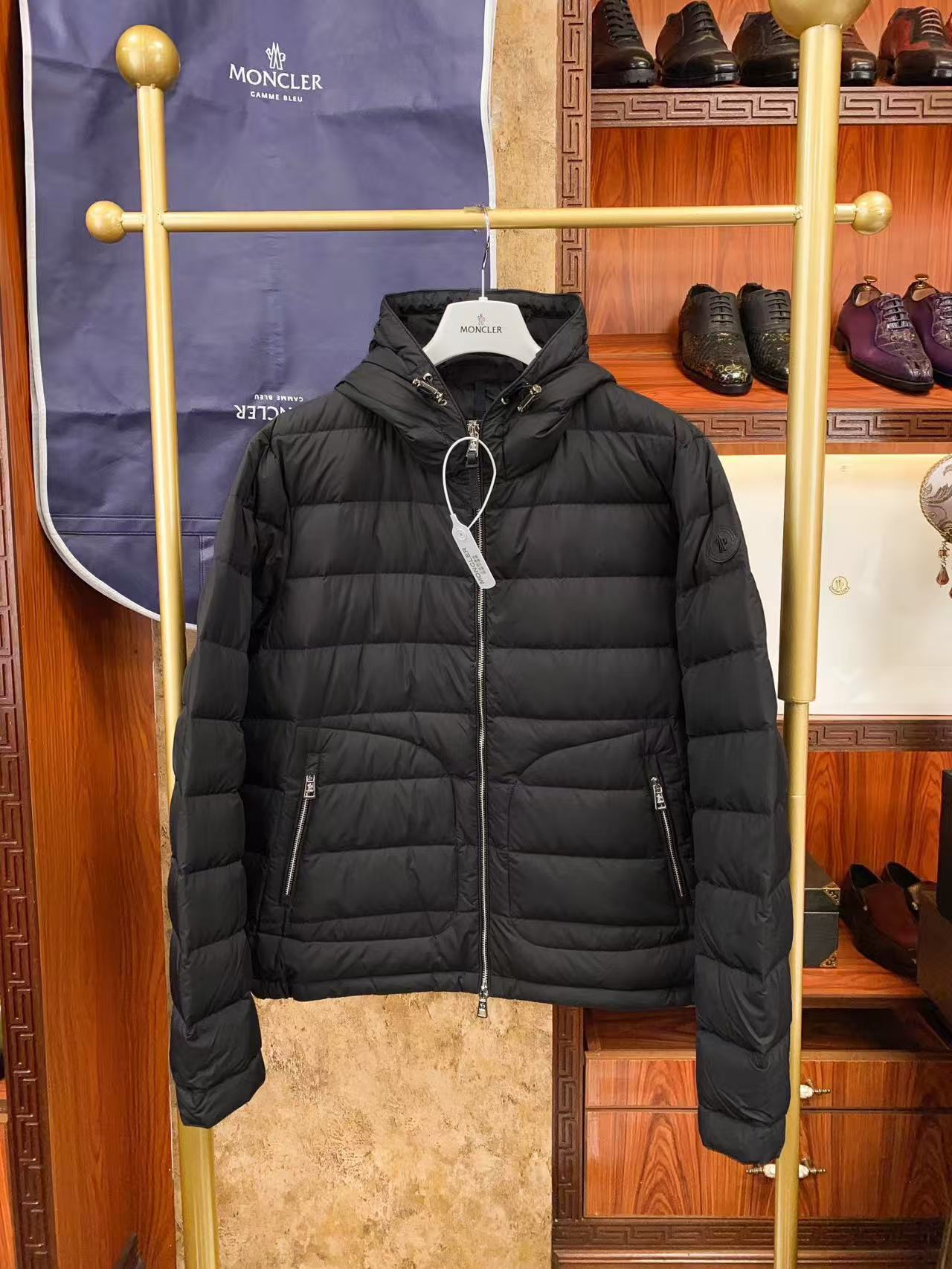 Moncler  モンクレール ダウンジャケット