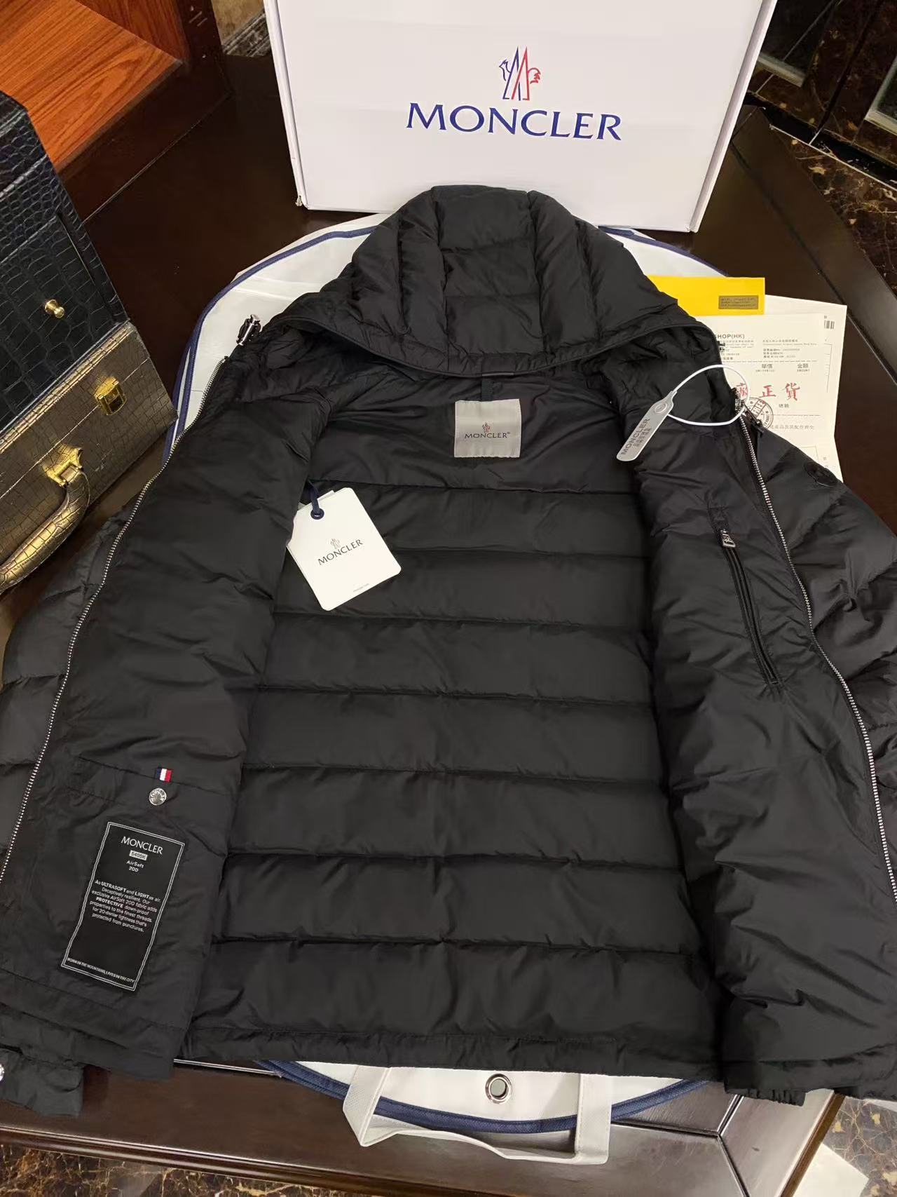 Moncler  モンクレール ダウンジャケット