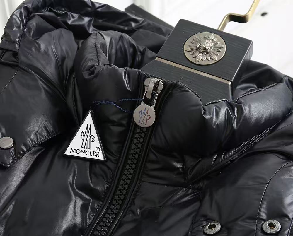 Moncler  モンクレール ダウンジャケット