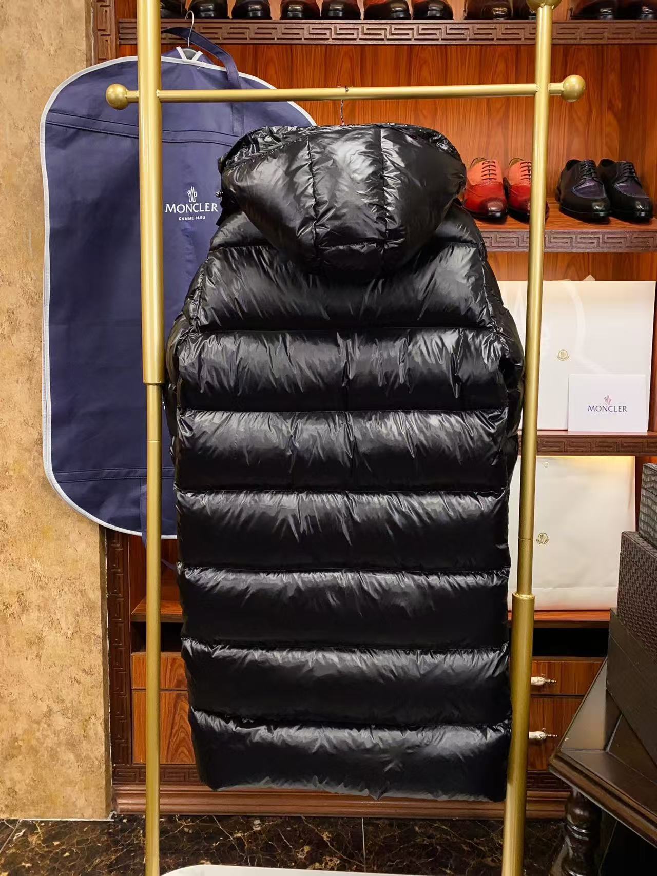 Moncler  モンクレール ダウンジャケット