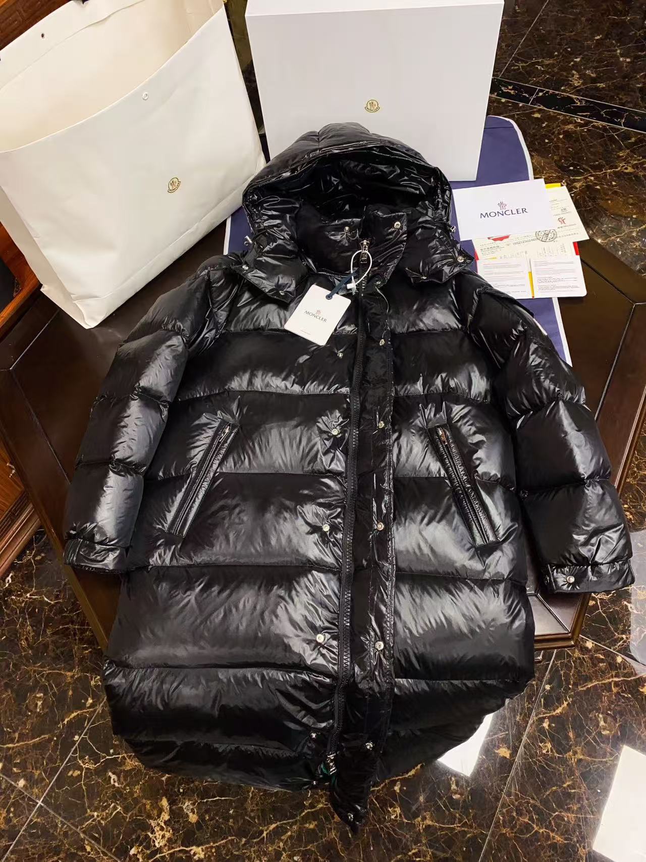 Moncler  モンクレール ダウンジャケット