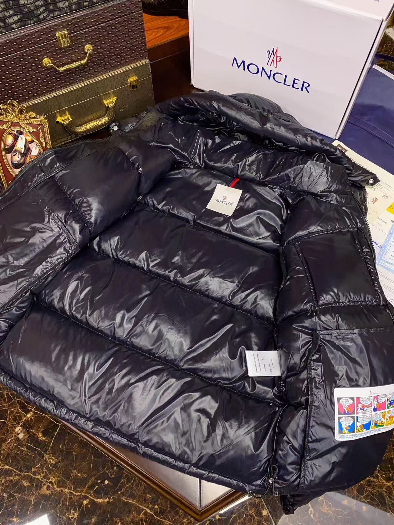 Moncler  モンクレール ダウンジャケット