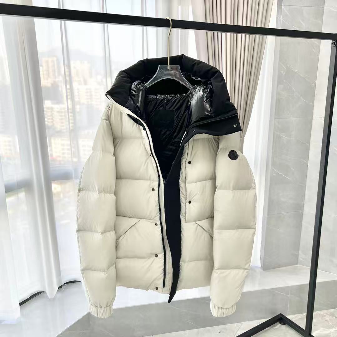 Moncler  モンクレール ダウンジャケット