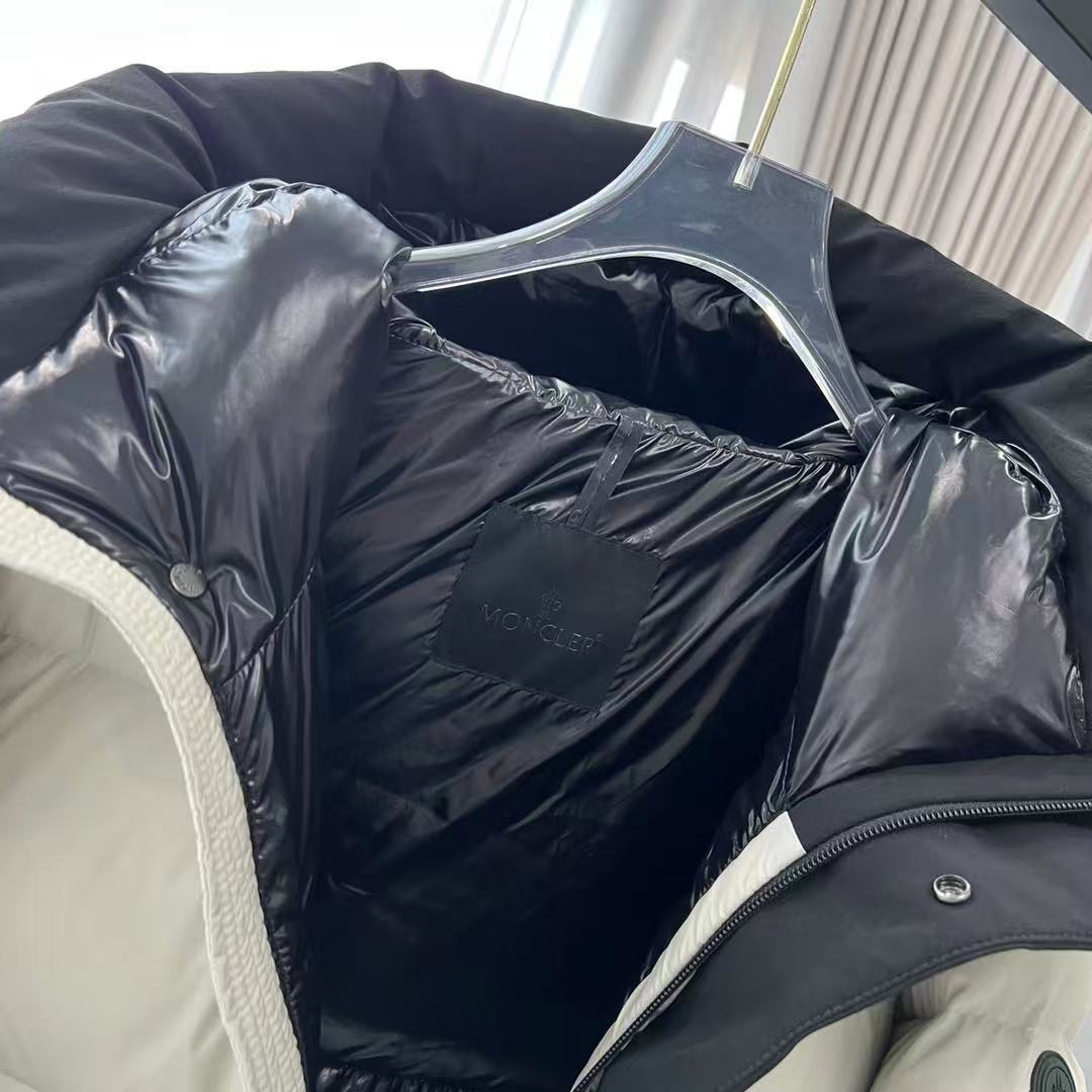 Moncler  モンクレール ダウンジャケット