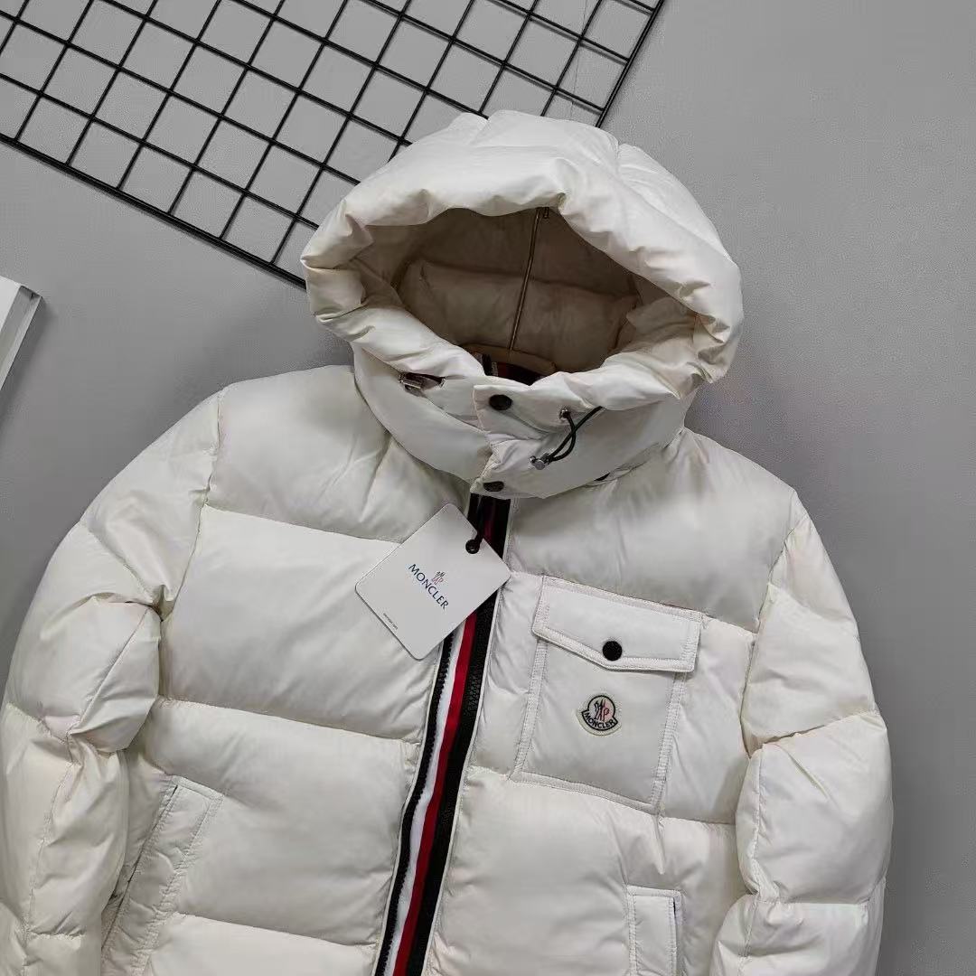 Moncler  モンクレール ダウンジャケット
