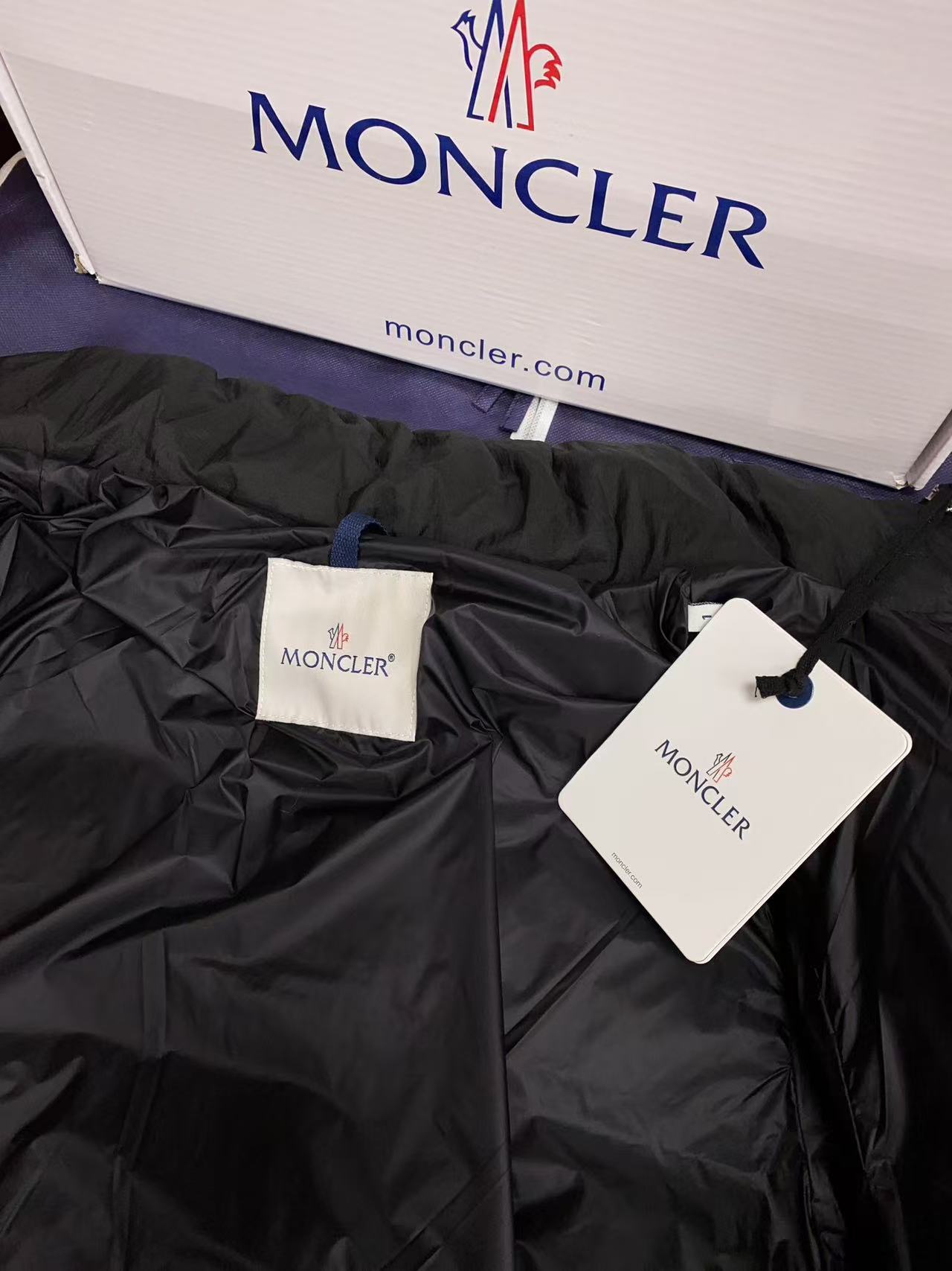 Moncler  モンクレール ダウンジャケット