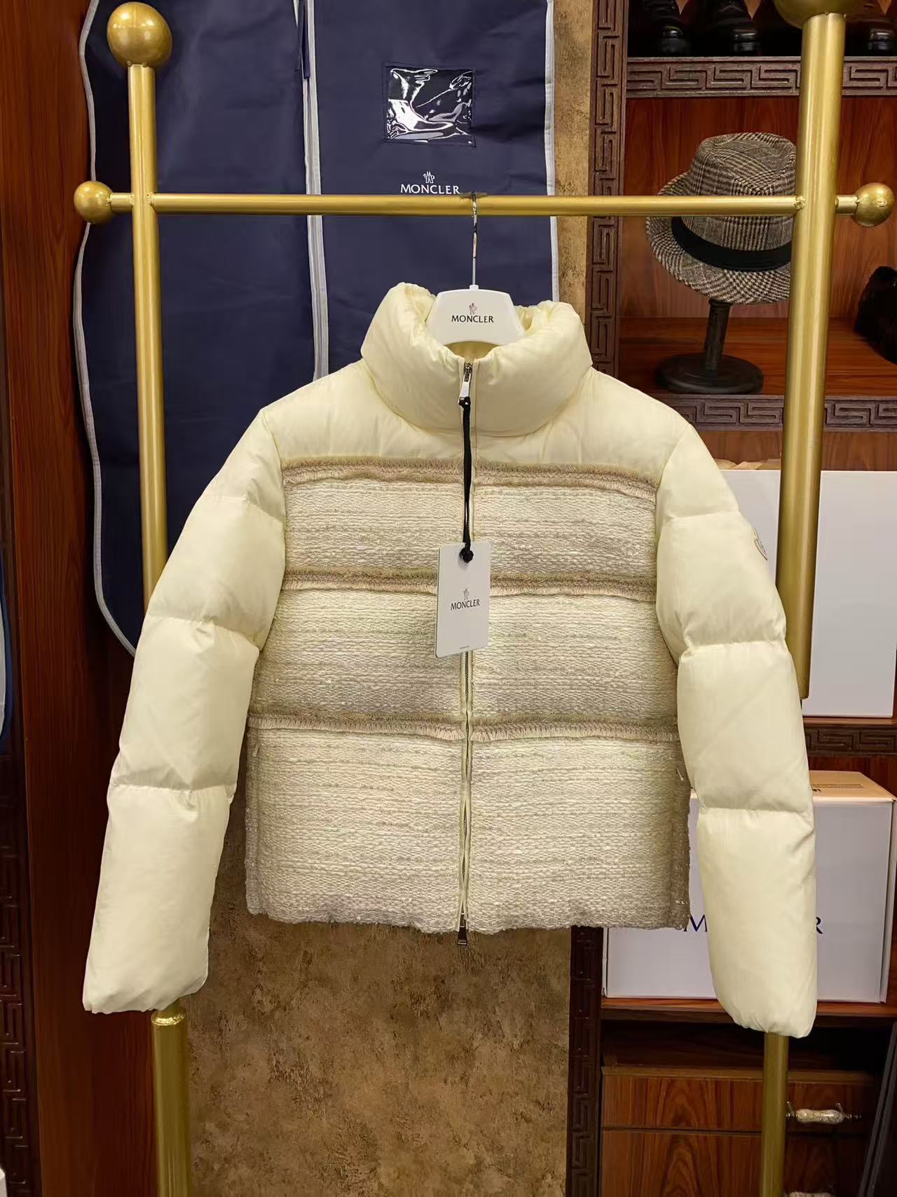 Moncler  モンクレール ダウンジャケット