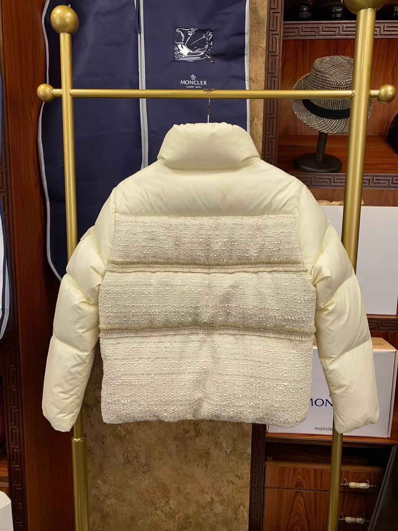 Moncler  モンクレール ダウンジャケット