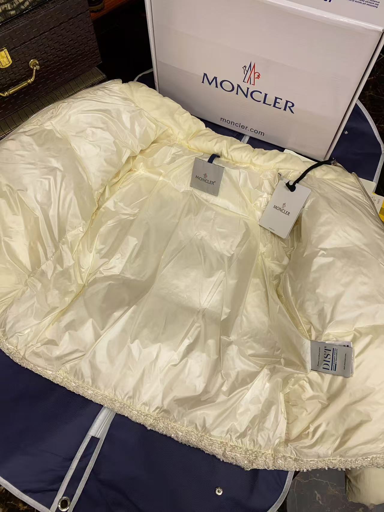 Moncler  モンクレール ダウンジャケット