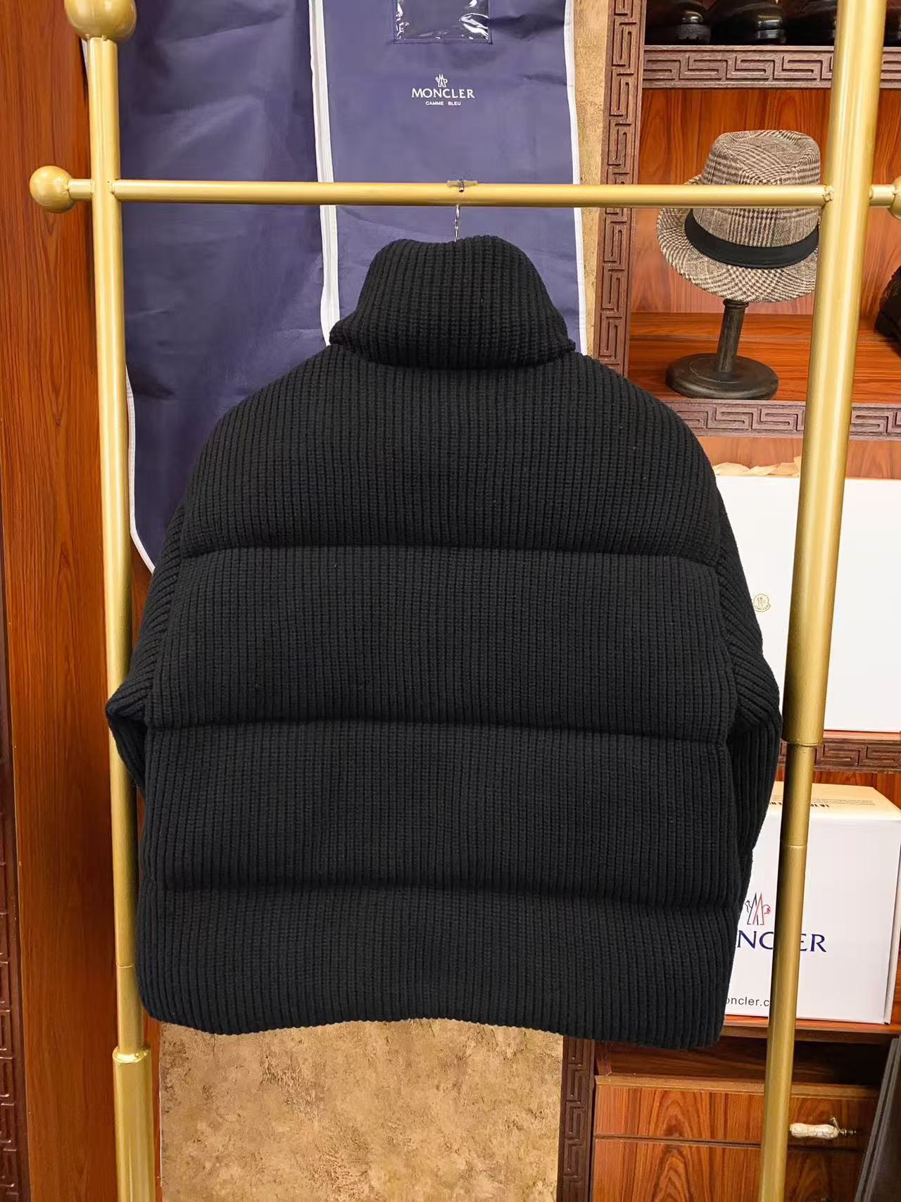 Moncler  モンクレール ダウンジャケット