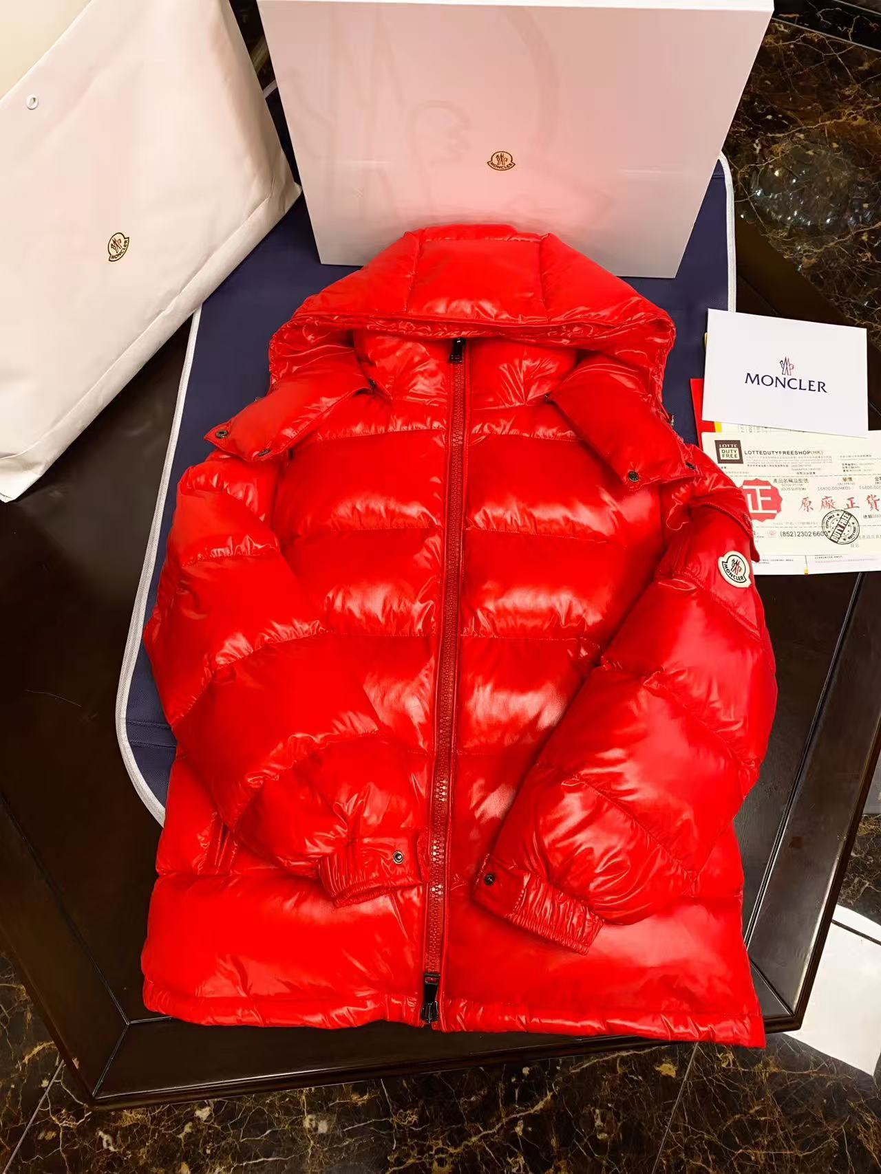 Moncler  モンクレール ダウンジャケット