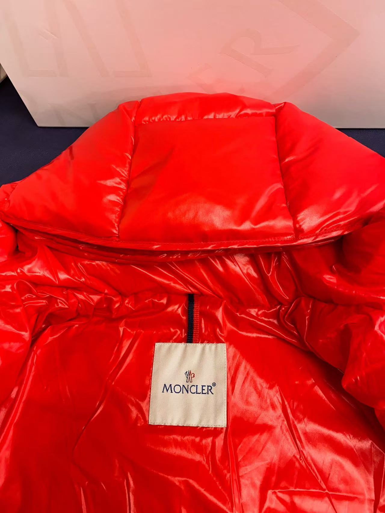 Moncler  モンクレール ダウンジャケット