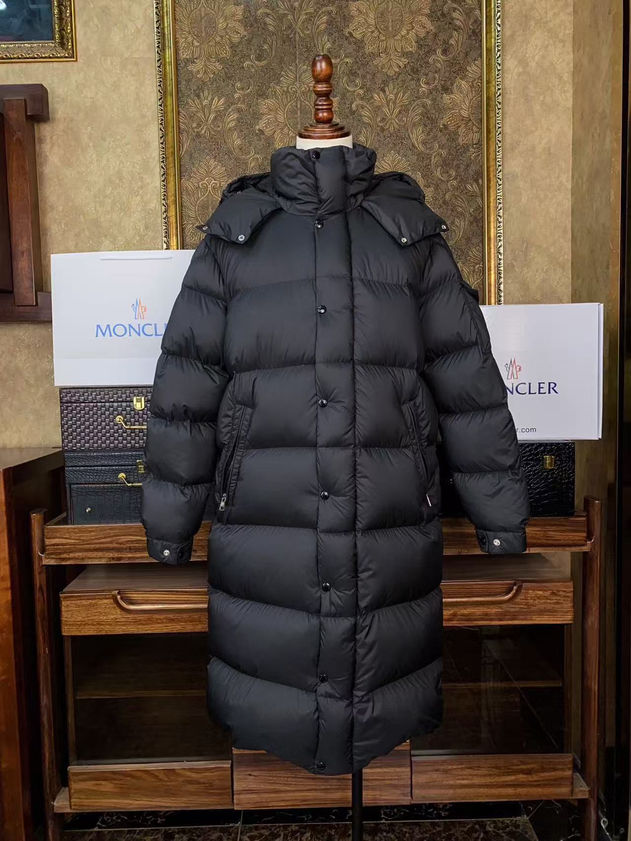 Moncler  モンクレール ダウンジャケット