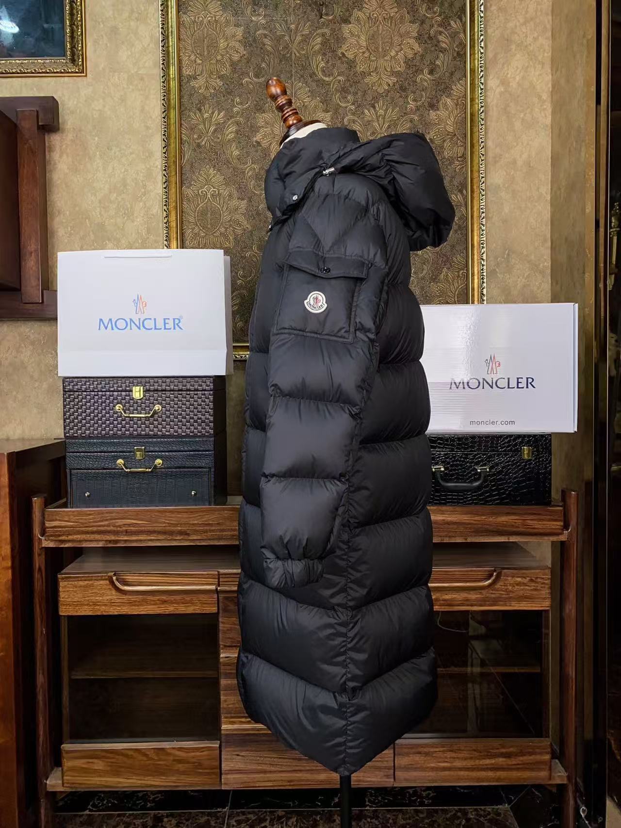 Moncler  モンクレール ダウンジャケット