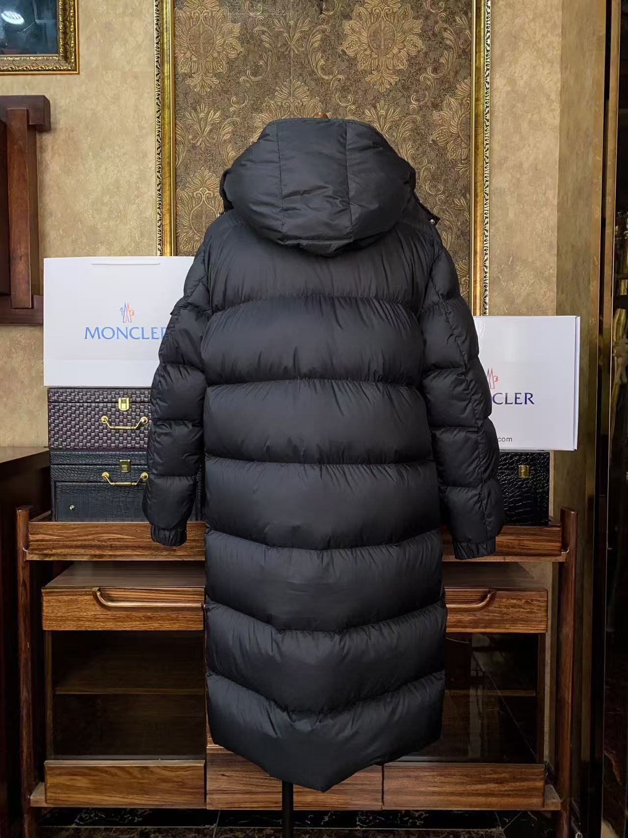 Moncler  モンクレール ダウンジャケット