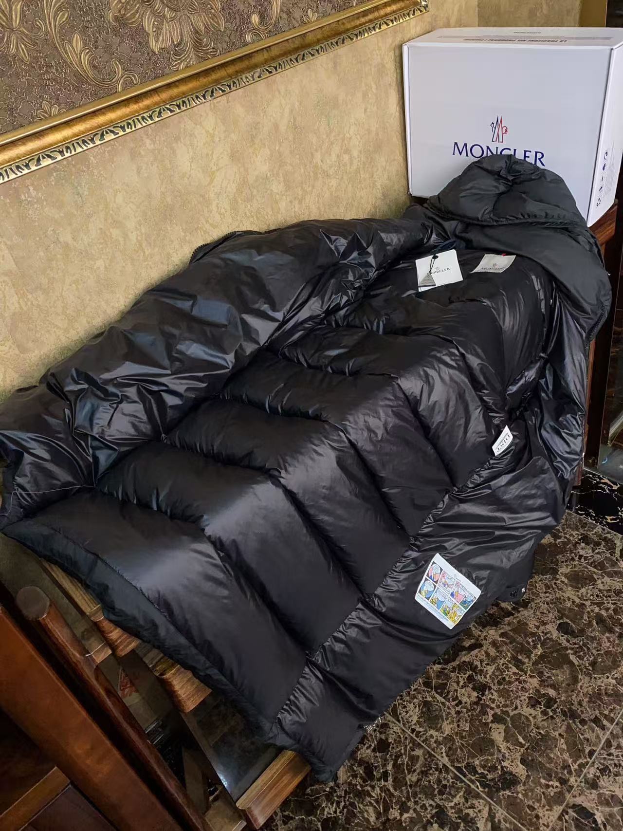 Moncler  モンクレール ダウンジャケット