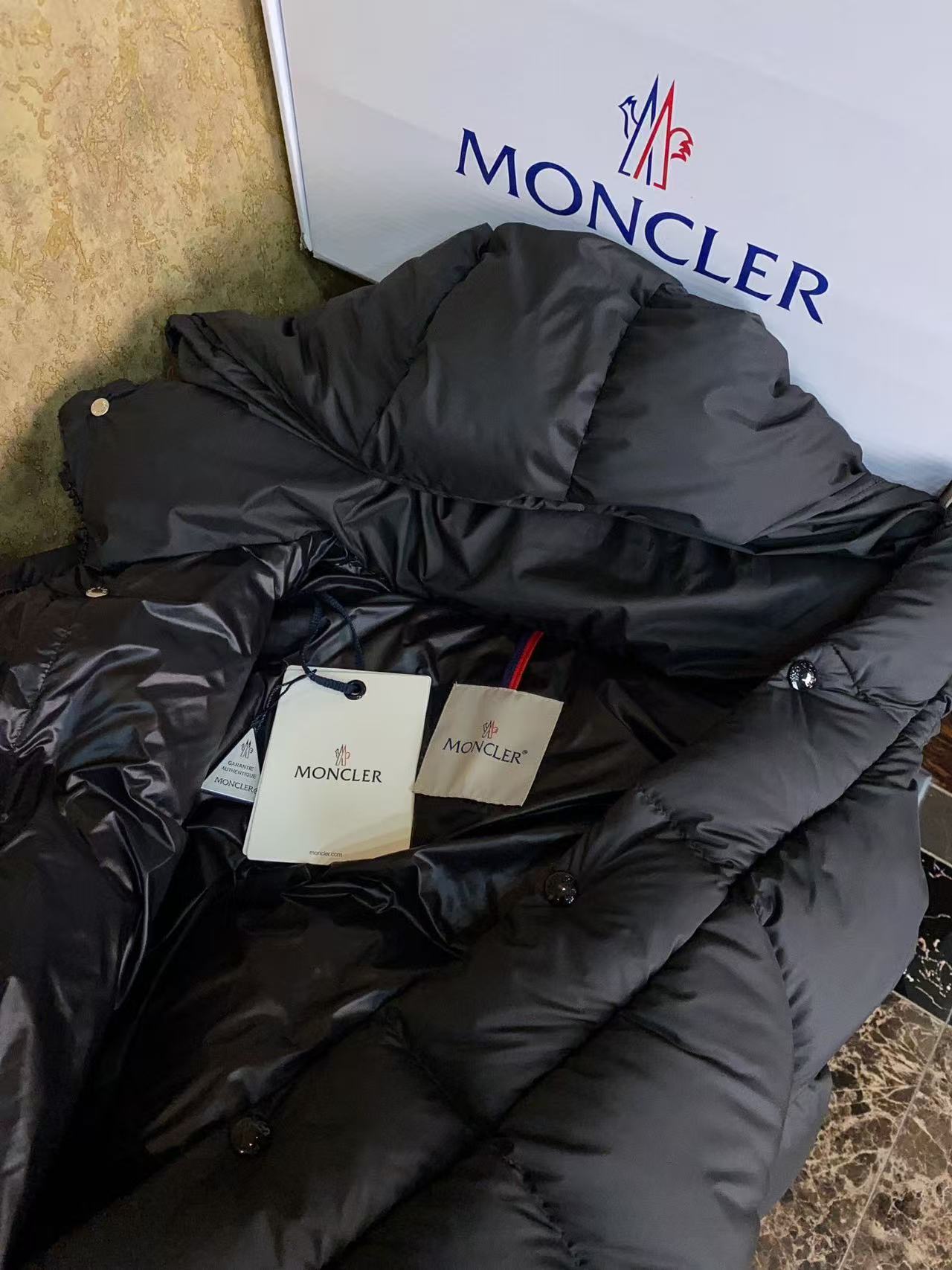 Moncler  モンクレール ダウンジャケット