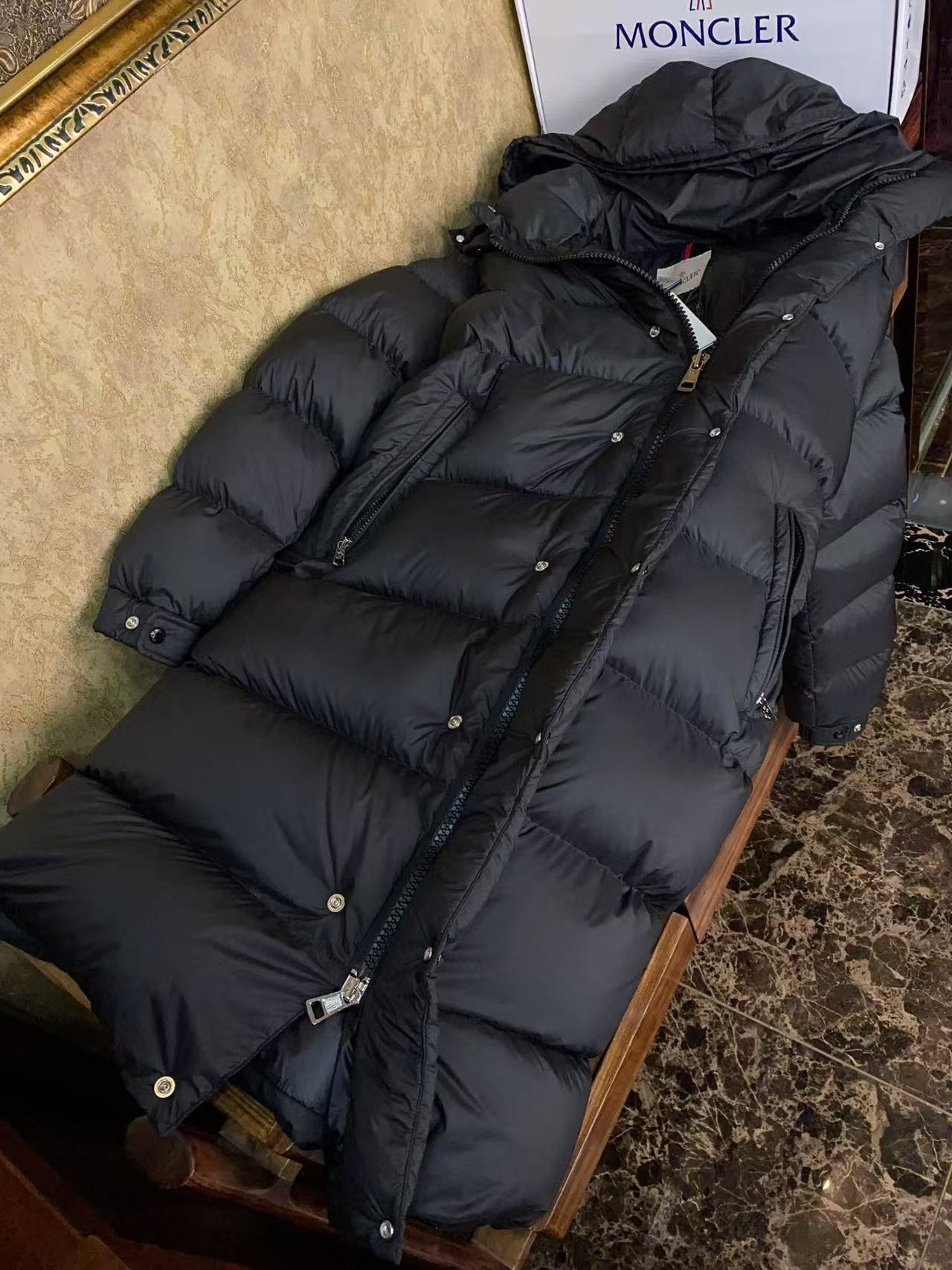 Moncler  モンクレール ダウンジャケット