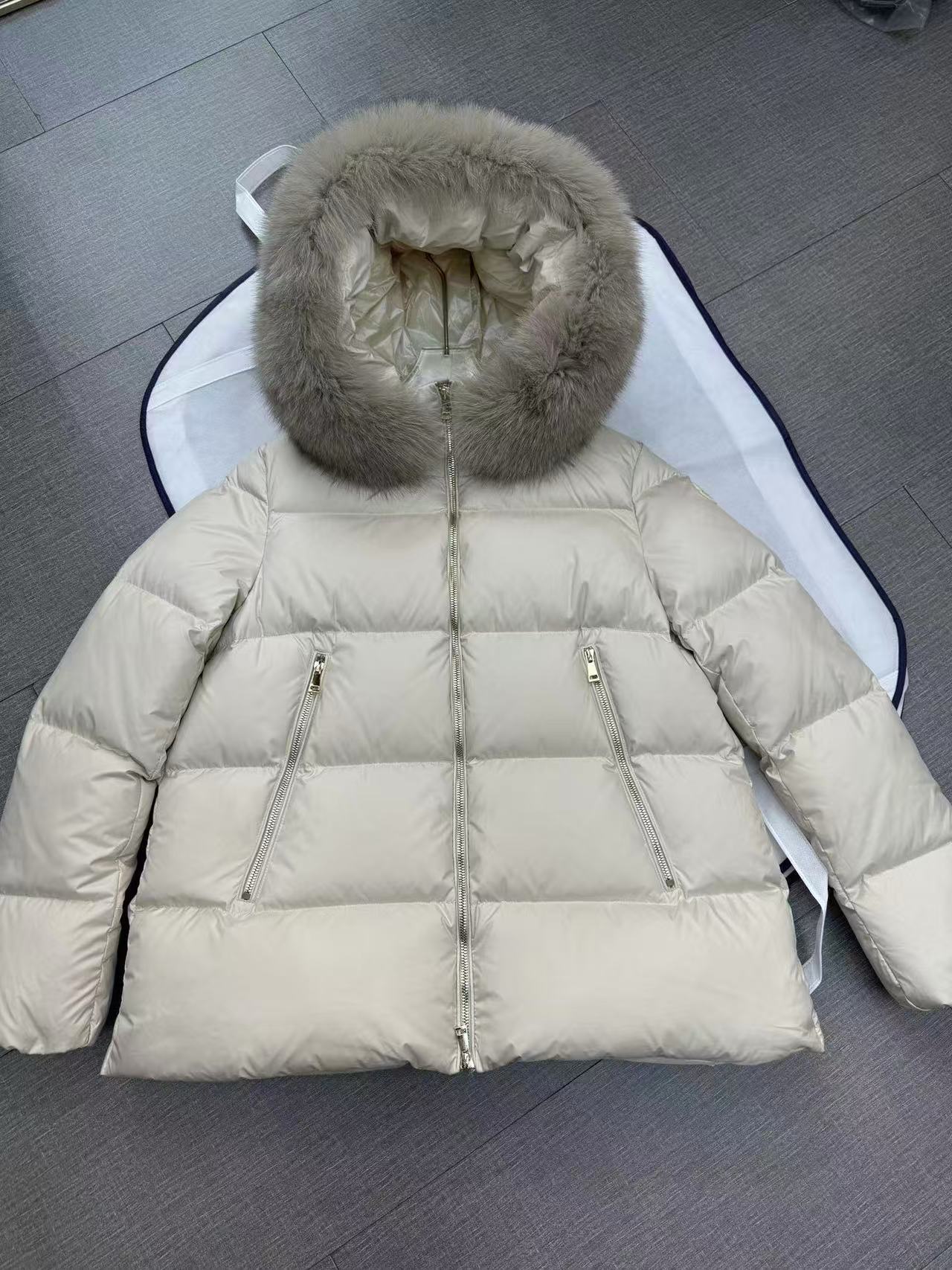 Moncler  モンクレール ダウンジャケット