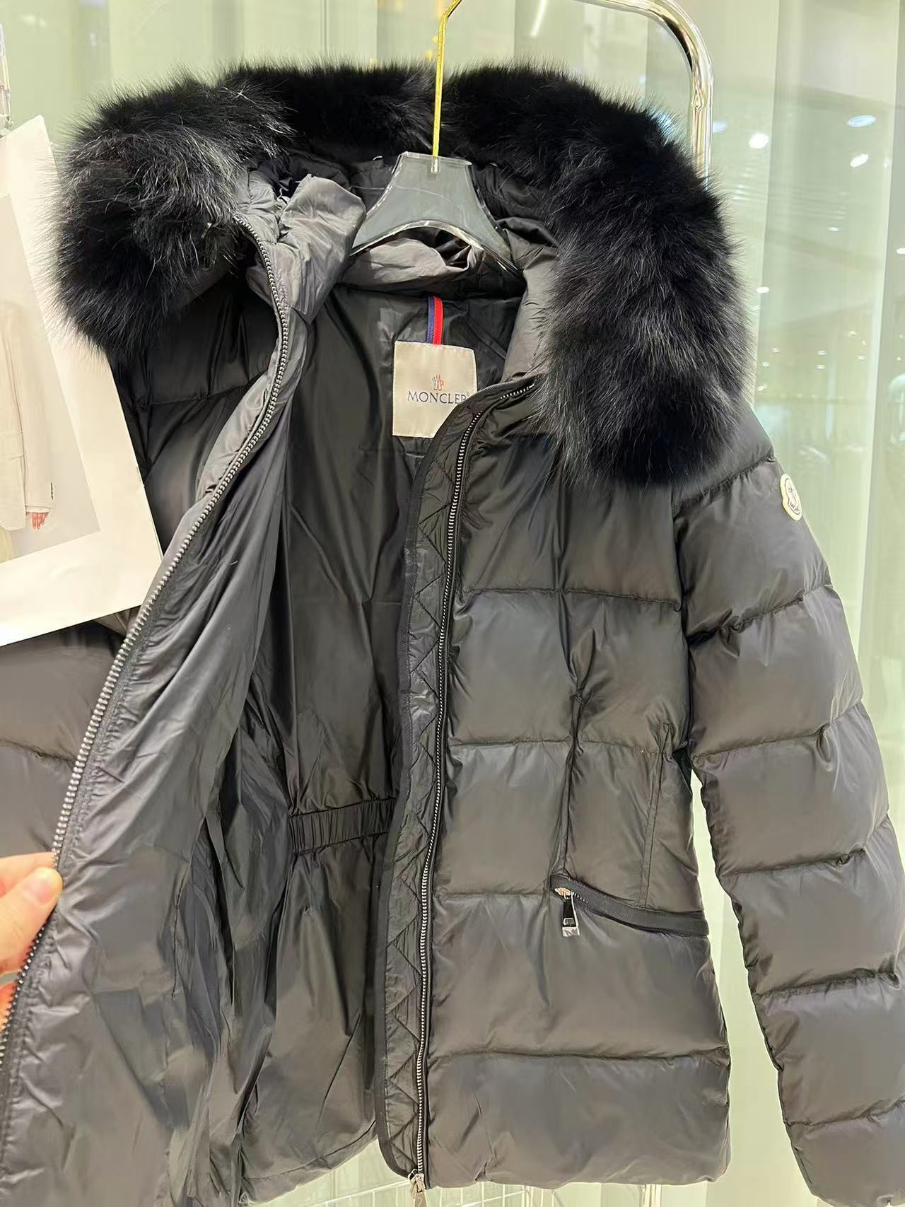 Moncler  モンクレール ダウンジャケット
