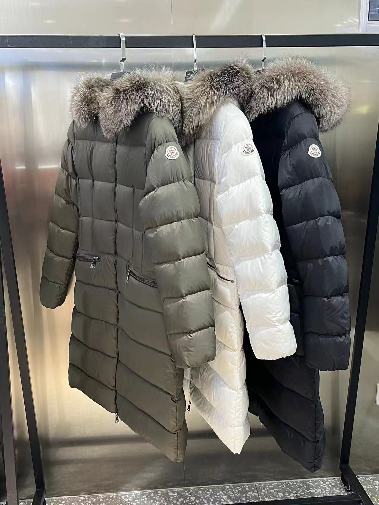 Moncler  モンクレール ダウンジャケット