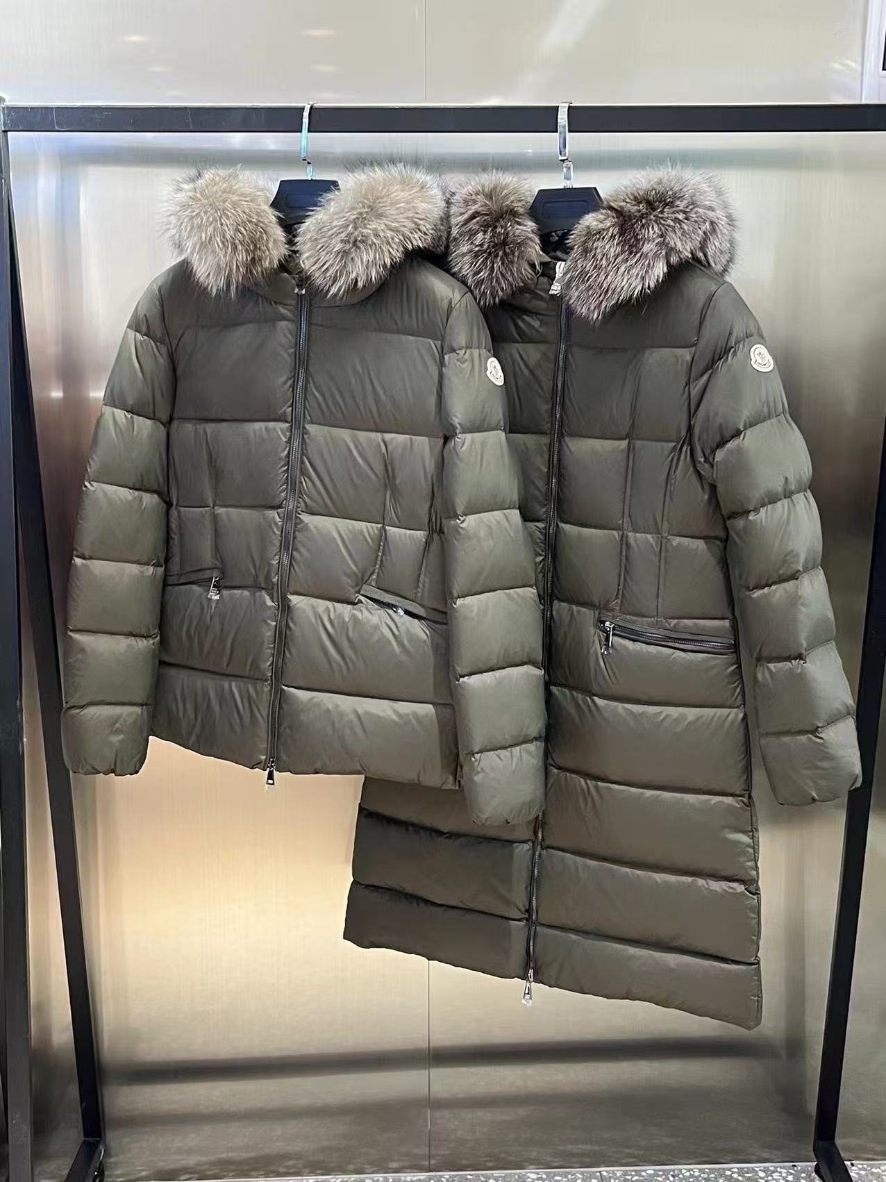 Moncler  モンクレール ダウンジャケット