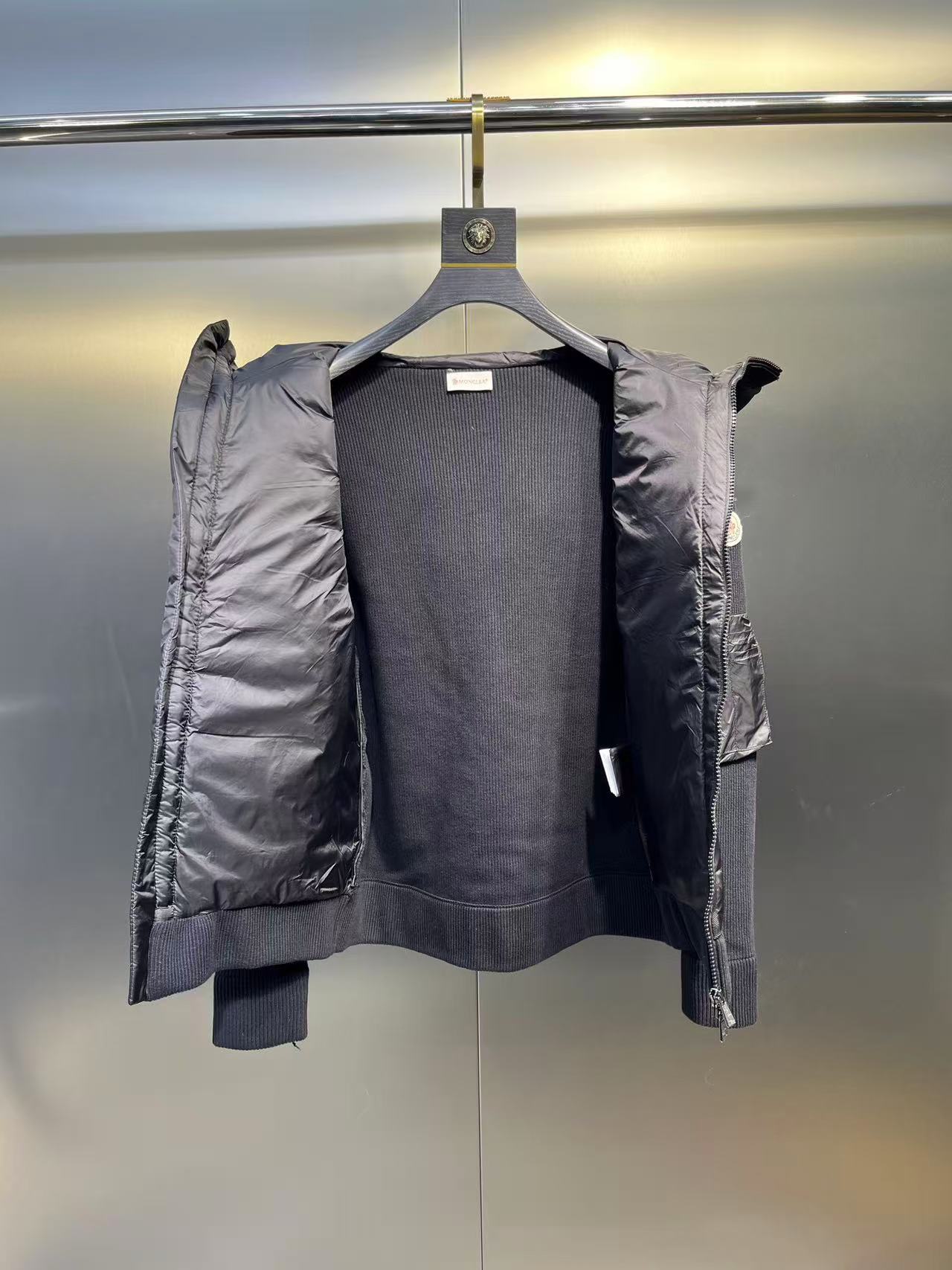 Moncler  モンクレール ダウンジャケット