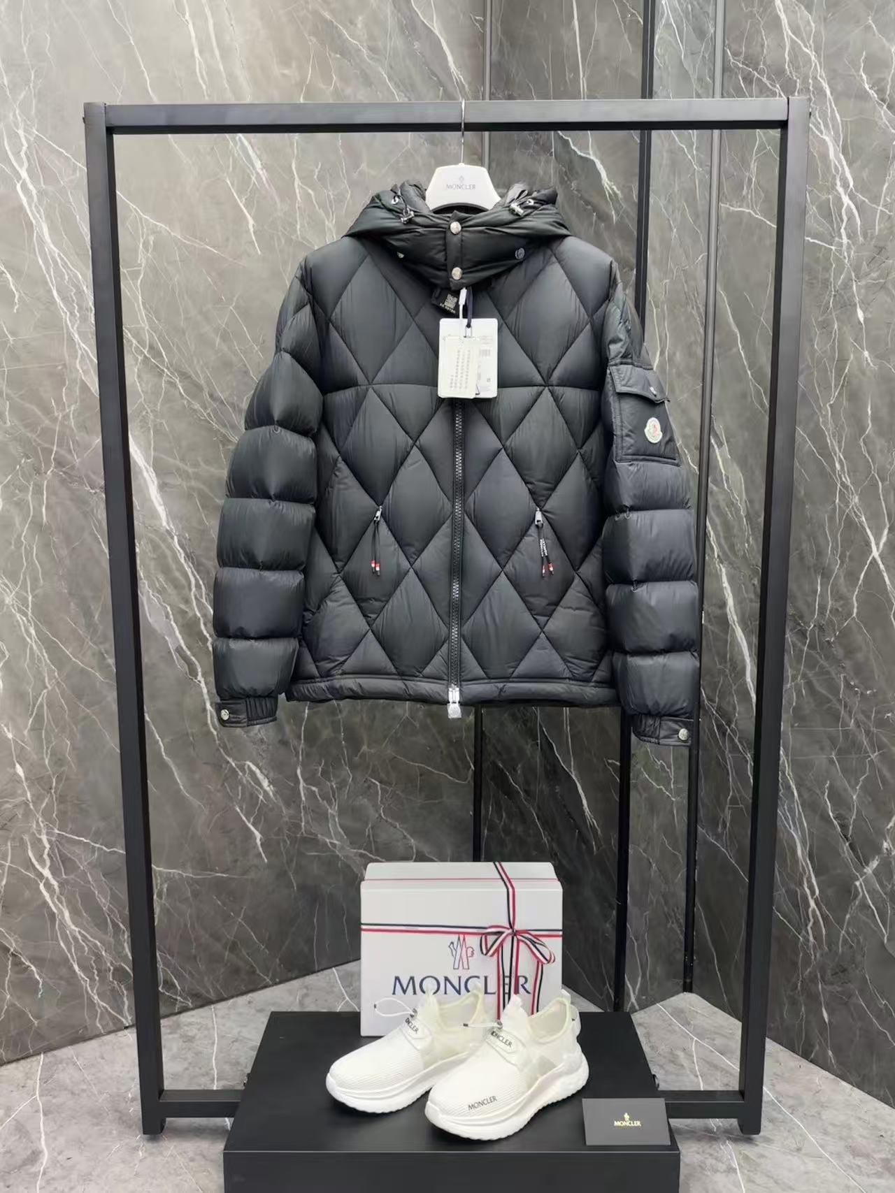 Moncler  モンクレール ダウンジャケット