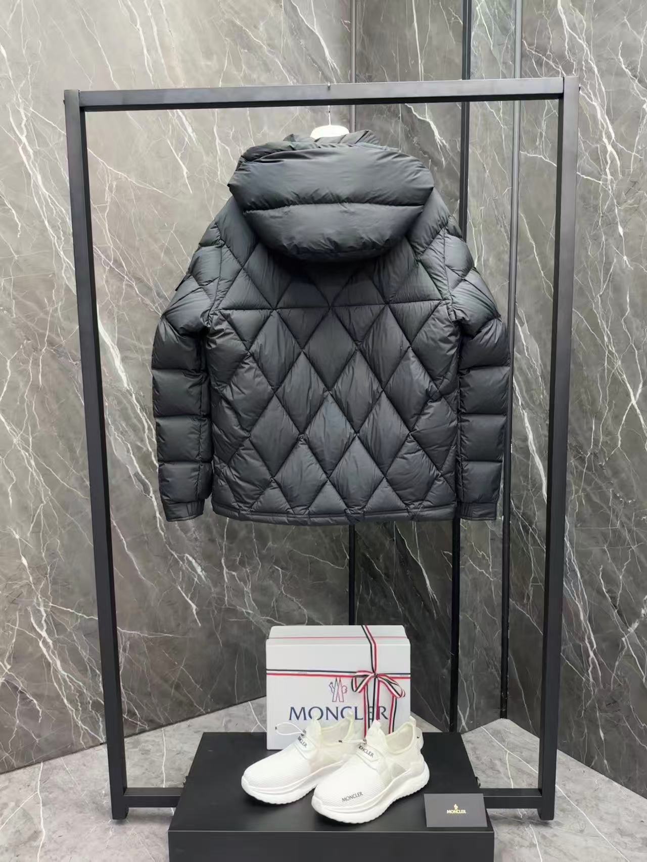 Moncler  モンクレール ダウンジャケット