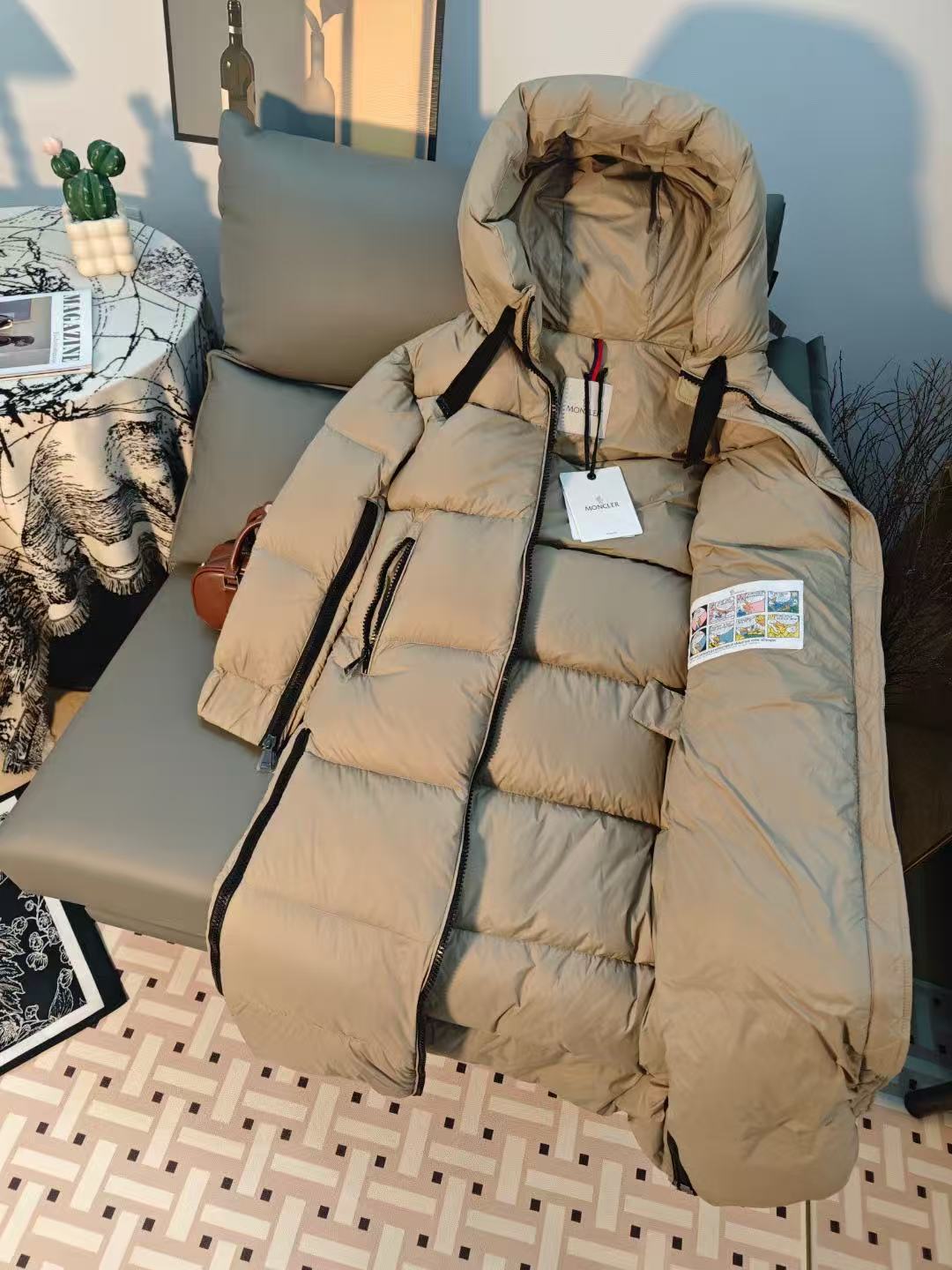 Moncler  モンクレール ダウンジャケット