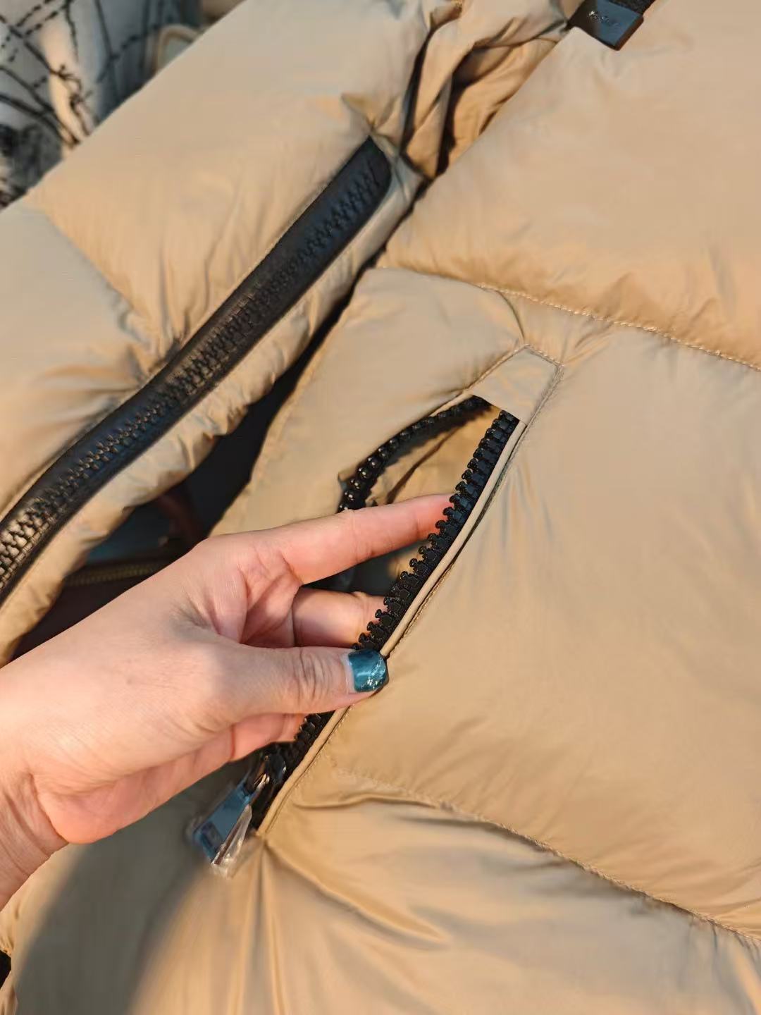 Moncler  モンクレール ダウンジャケット