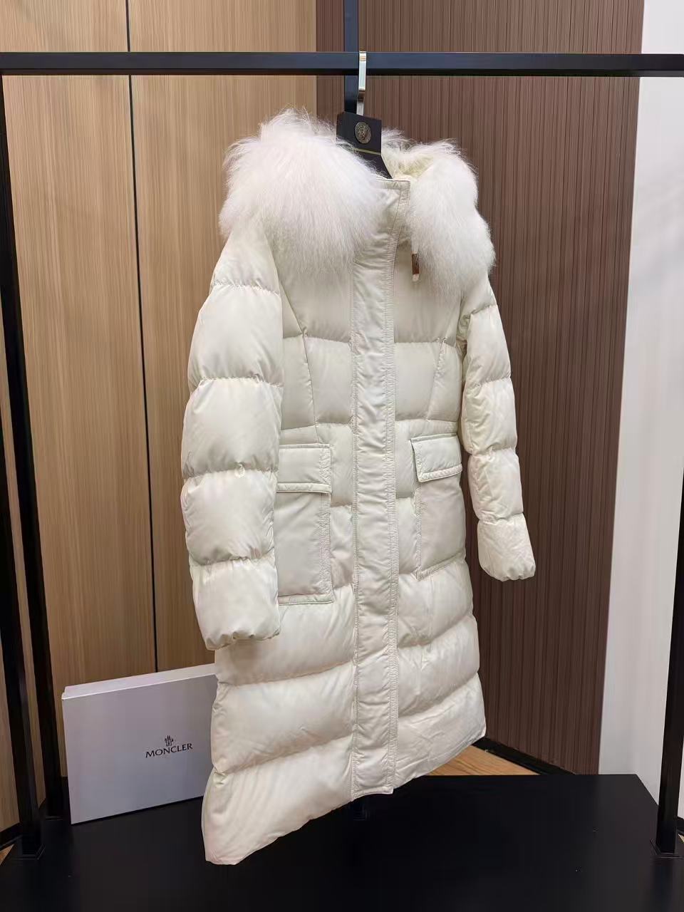 Moncler  モンクレール ダウンジャケット