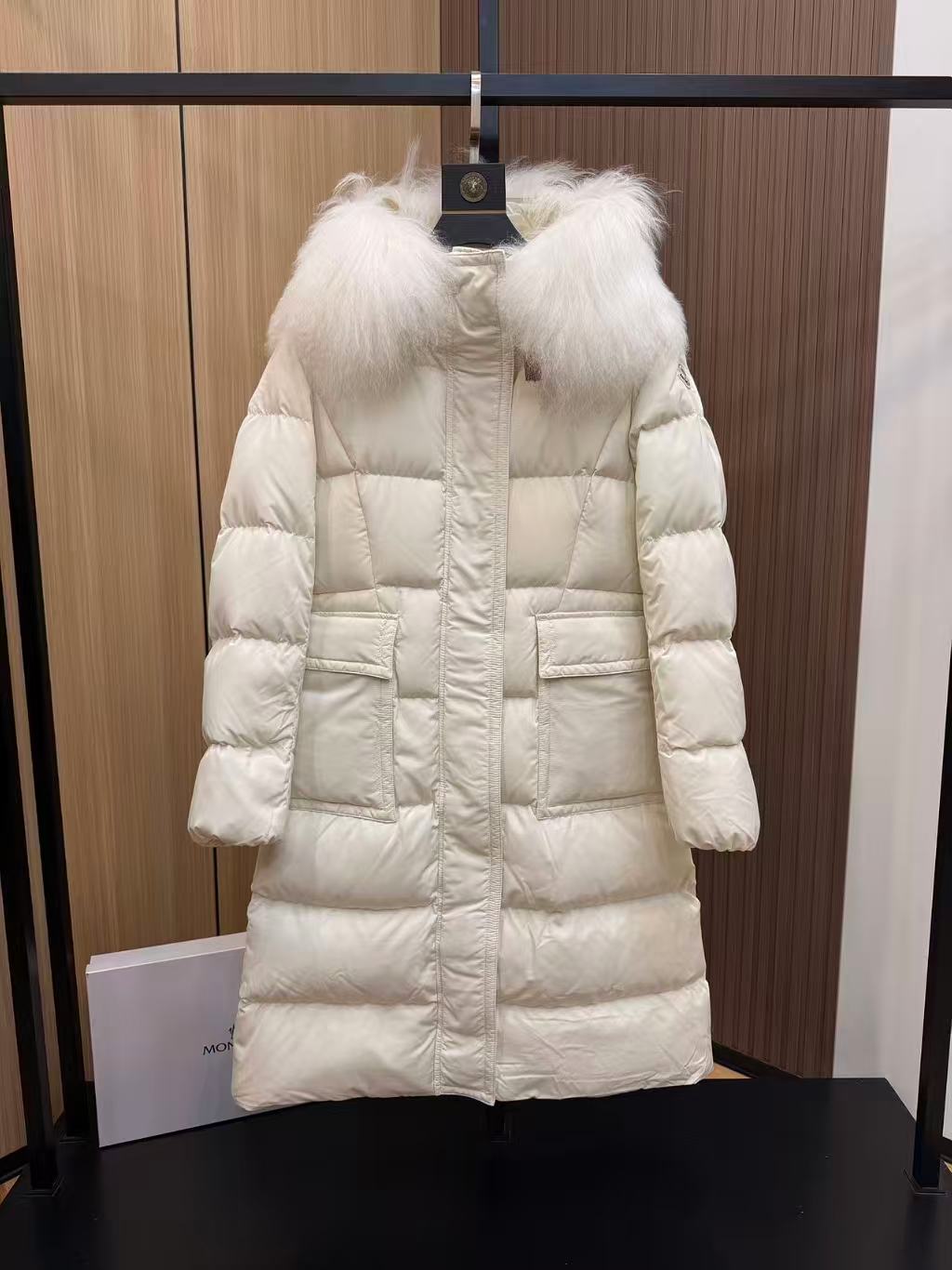 Moncler  モンクレール ダウンジャケット
