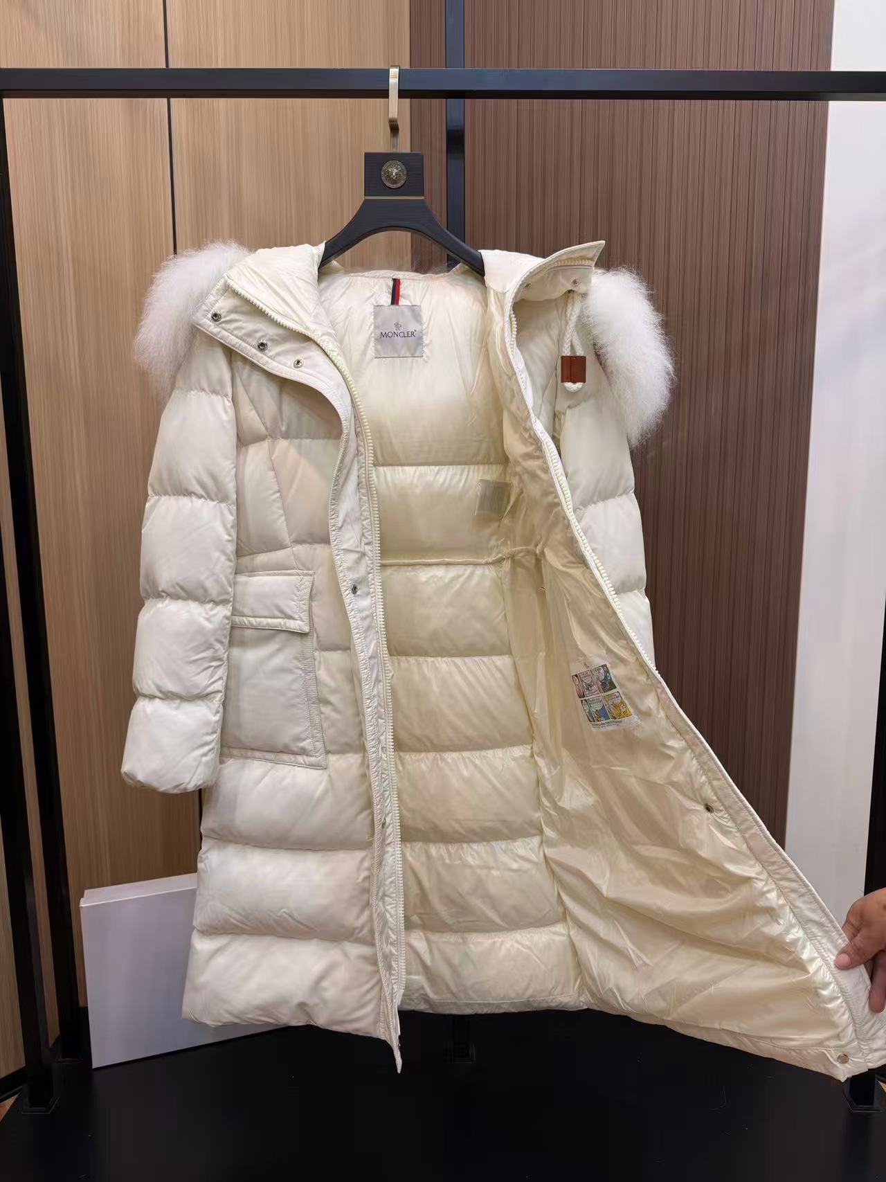 Moncler  モンクレール ダウンジャケット
