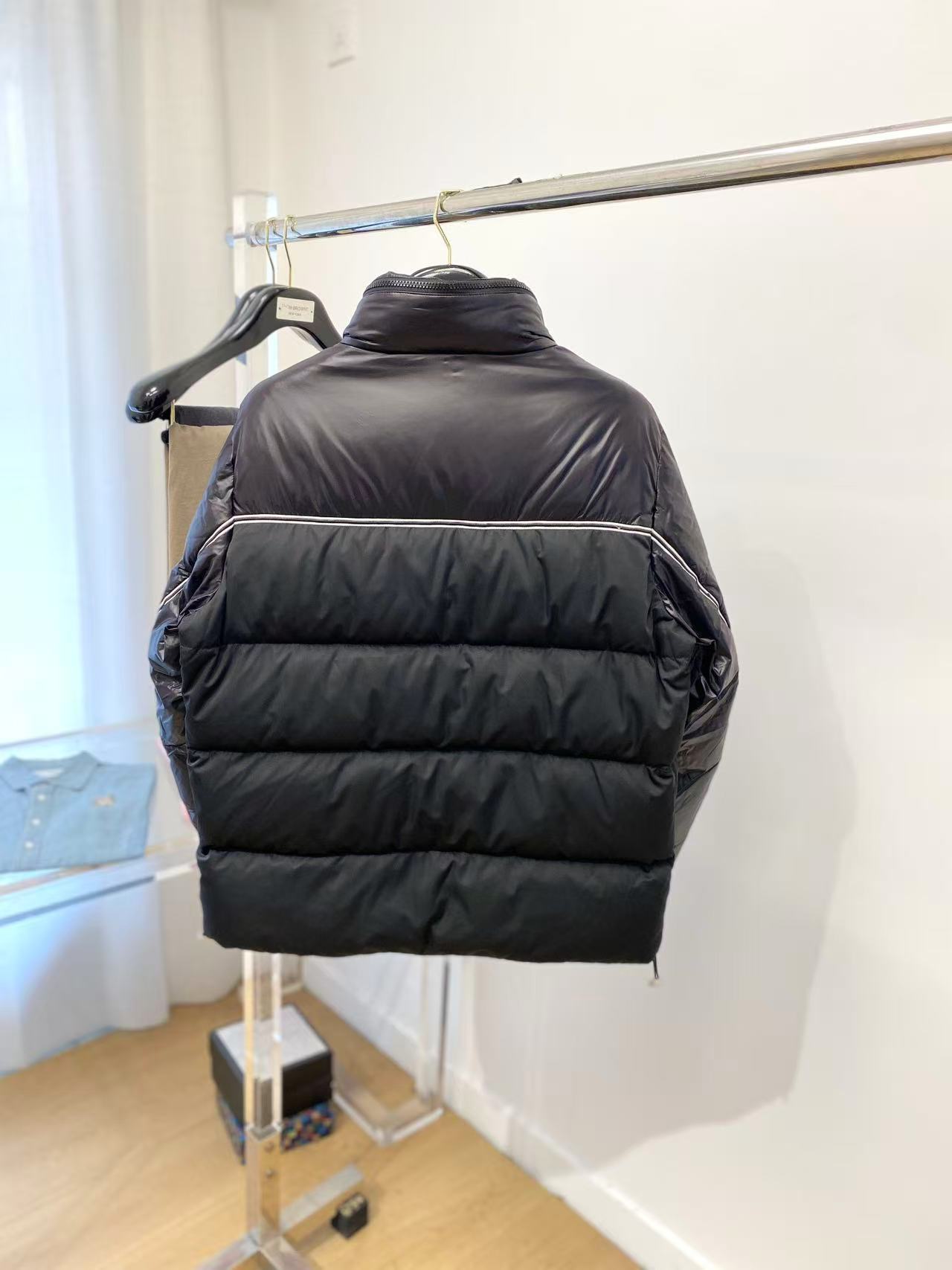 Moncler  モンクレール ダウンジャケット