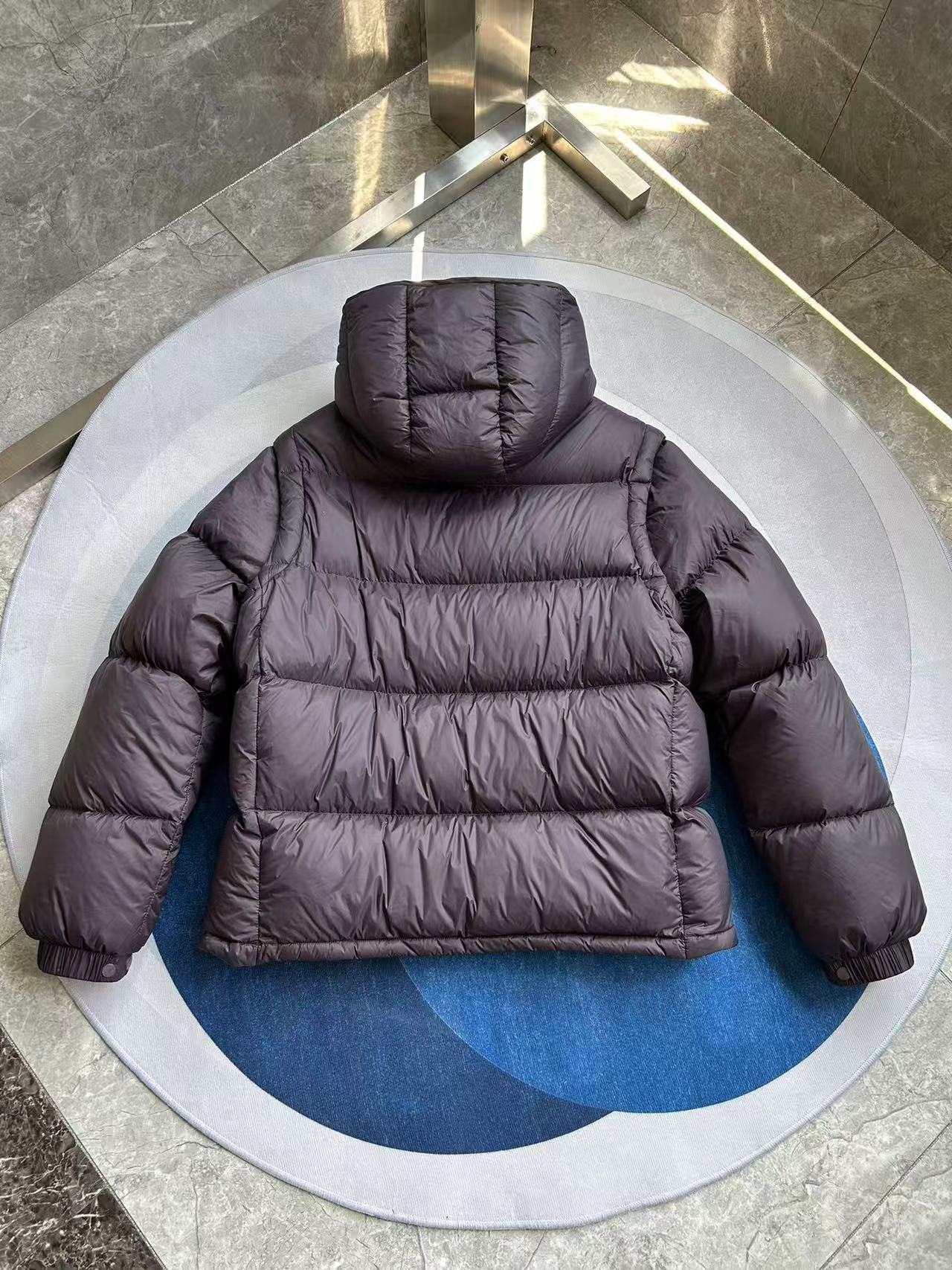Moncler  モンクレール ダウンジャケット