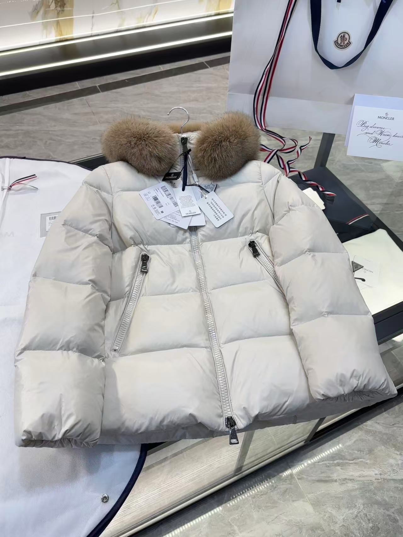 Moncler  モンクレール ダウンジャケット